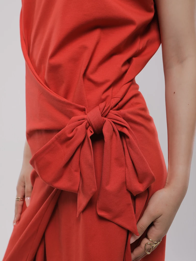 ROBE MI-LONGUE À NŒUD LATÉRAL