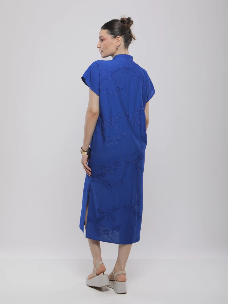 ROBE MIDI BRODÉE AVEC CEINTURE