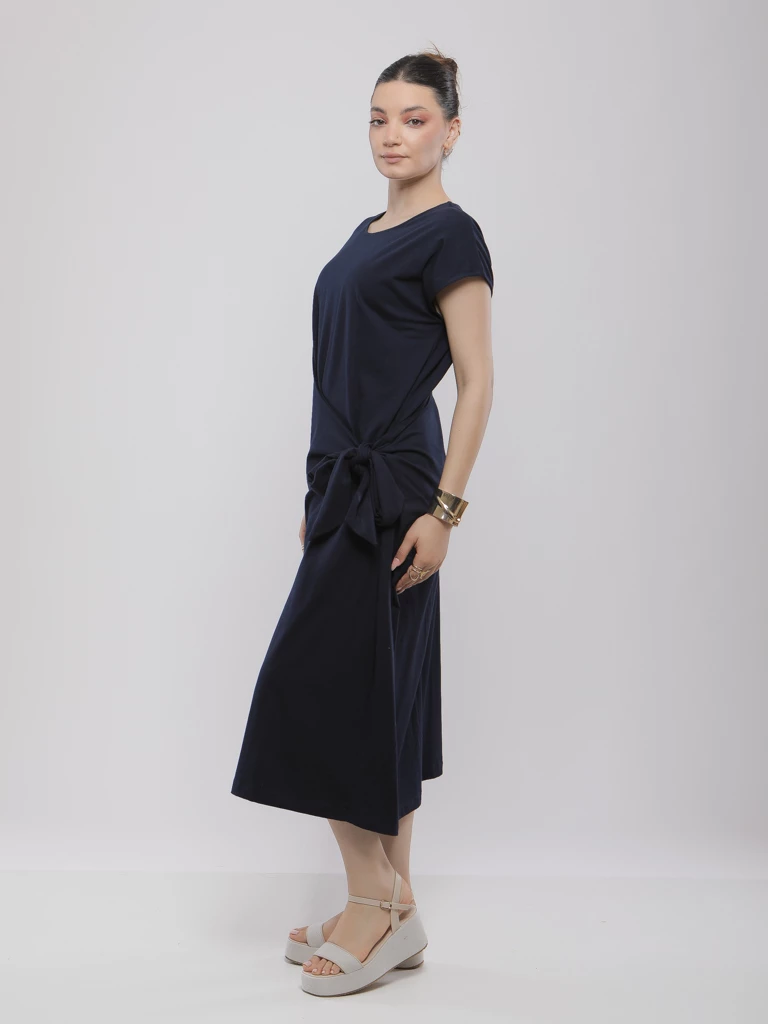 ROBE MI-LONGUE À NŒUD LATÉRAL