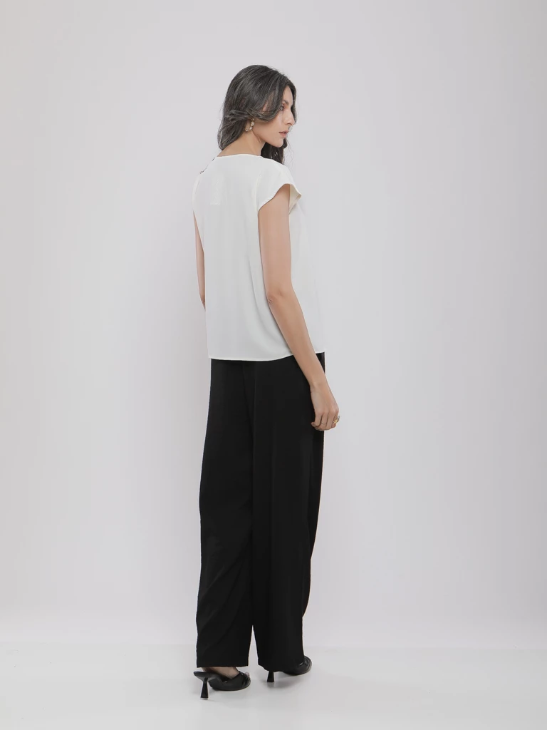 BLOUSE SATINÉE À COL ASYMÉTRIQUE