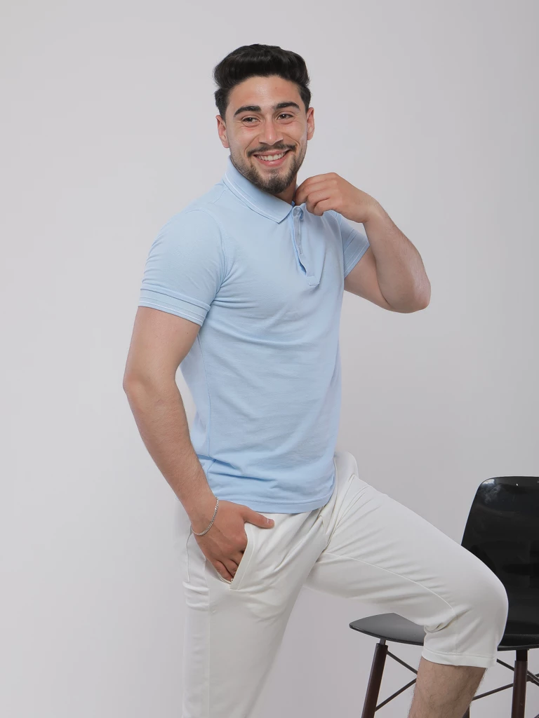 POLO À COL CLASSIQUE AVEC DÉTAIL DE RAYURE CONTRASTÉE