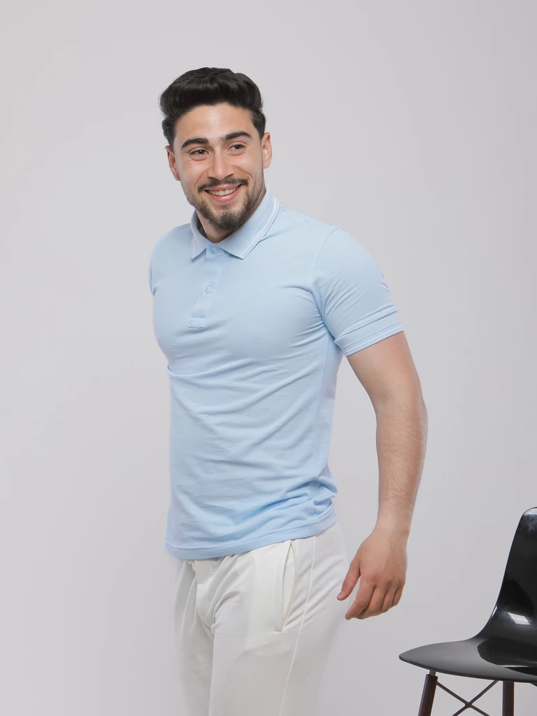 POLO À COL CLASSIQUE AVEC DÉTAIL DE RAYURE CONTRASTÉE