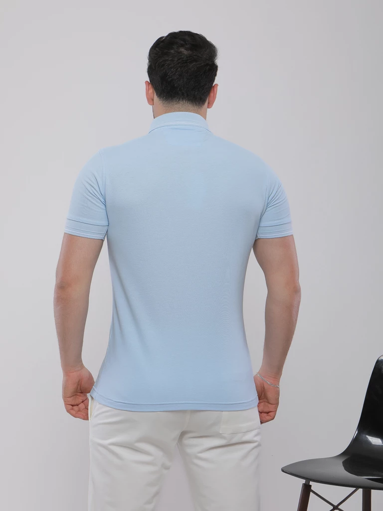 POLO À COL CLASSIQUE AVEC DÉTAIL DE RAYURE CONTRASTÉE