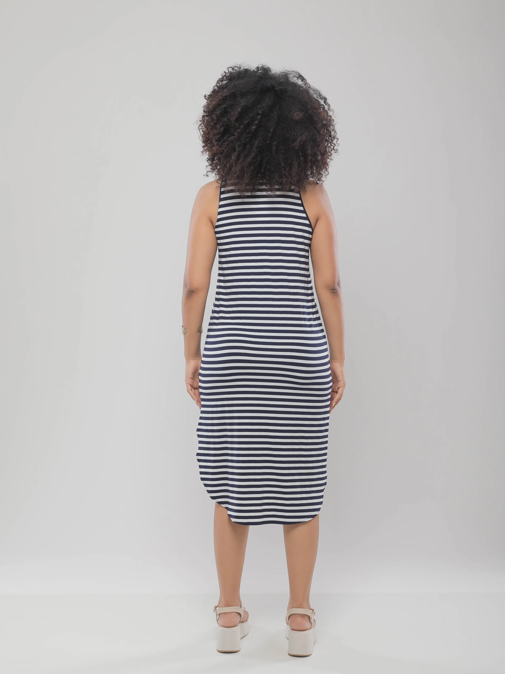 ROBE LONGUE À RAYURES AVEC BRETELLES LARGES