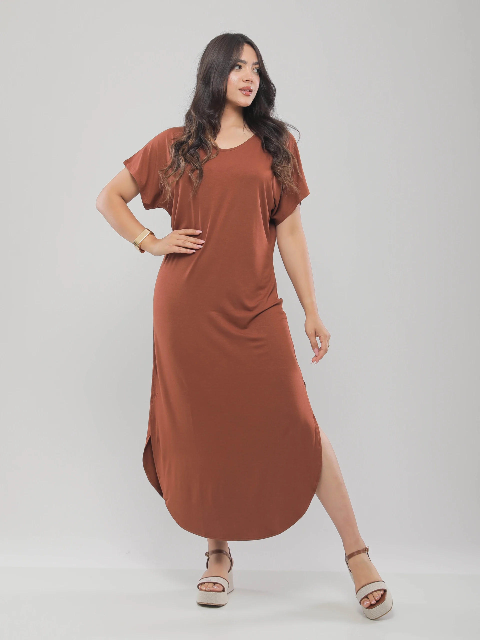ROBE LONGUE A MANCHES COURTES