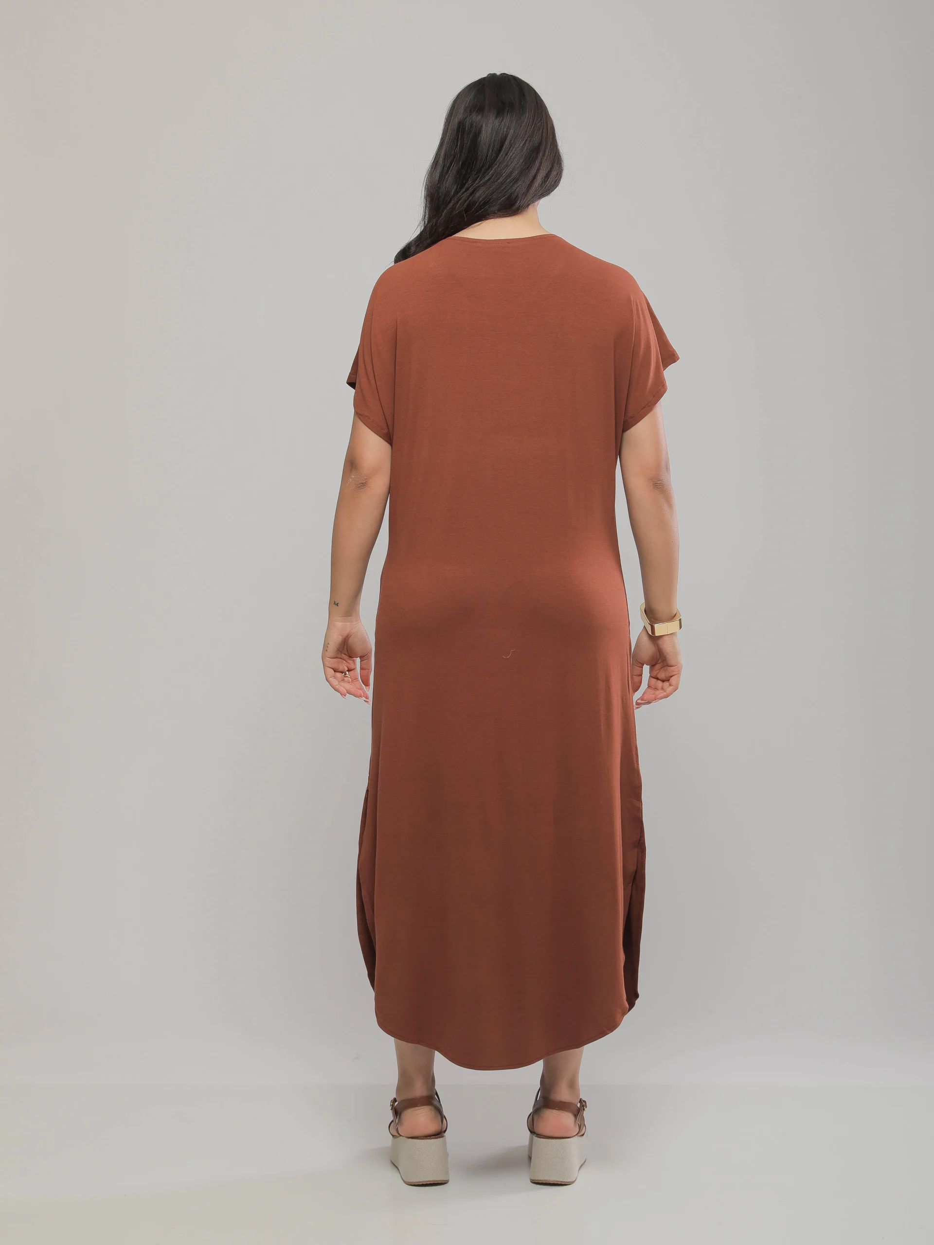 ROBE LONGUE A MANCHES COURTES