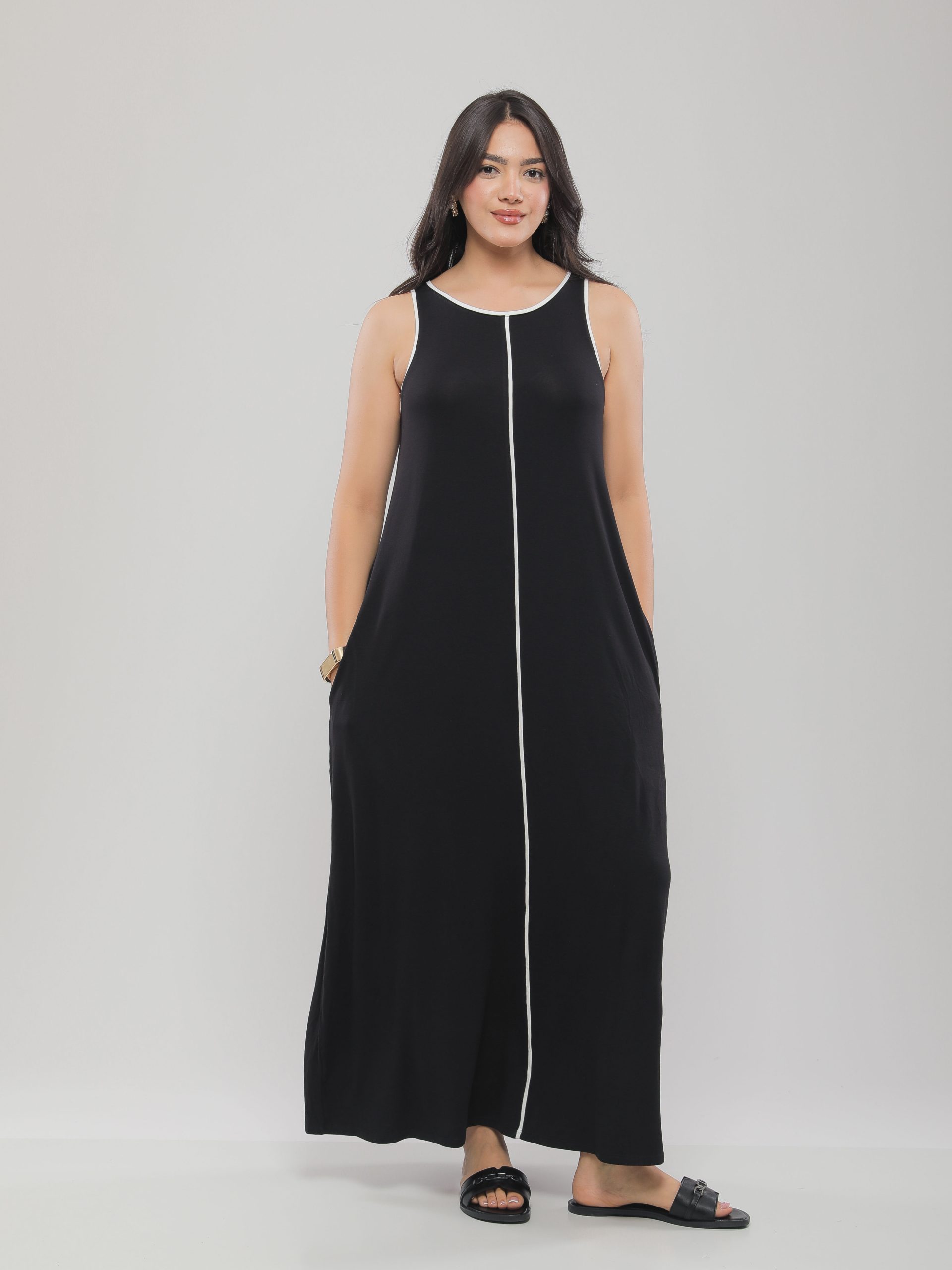 ROBE AMPLE SANS MANCHES À DÉTAIL CONTRASTANT