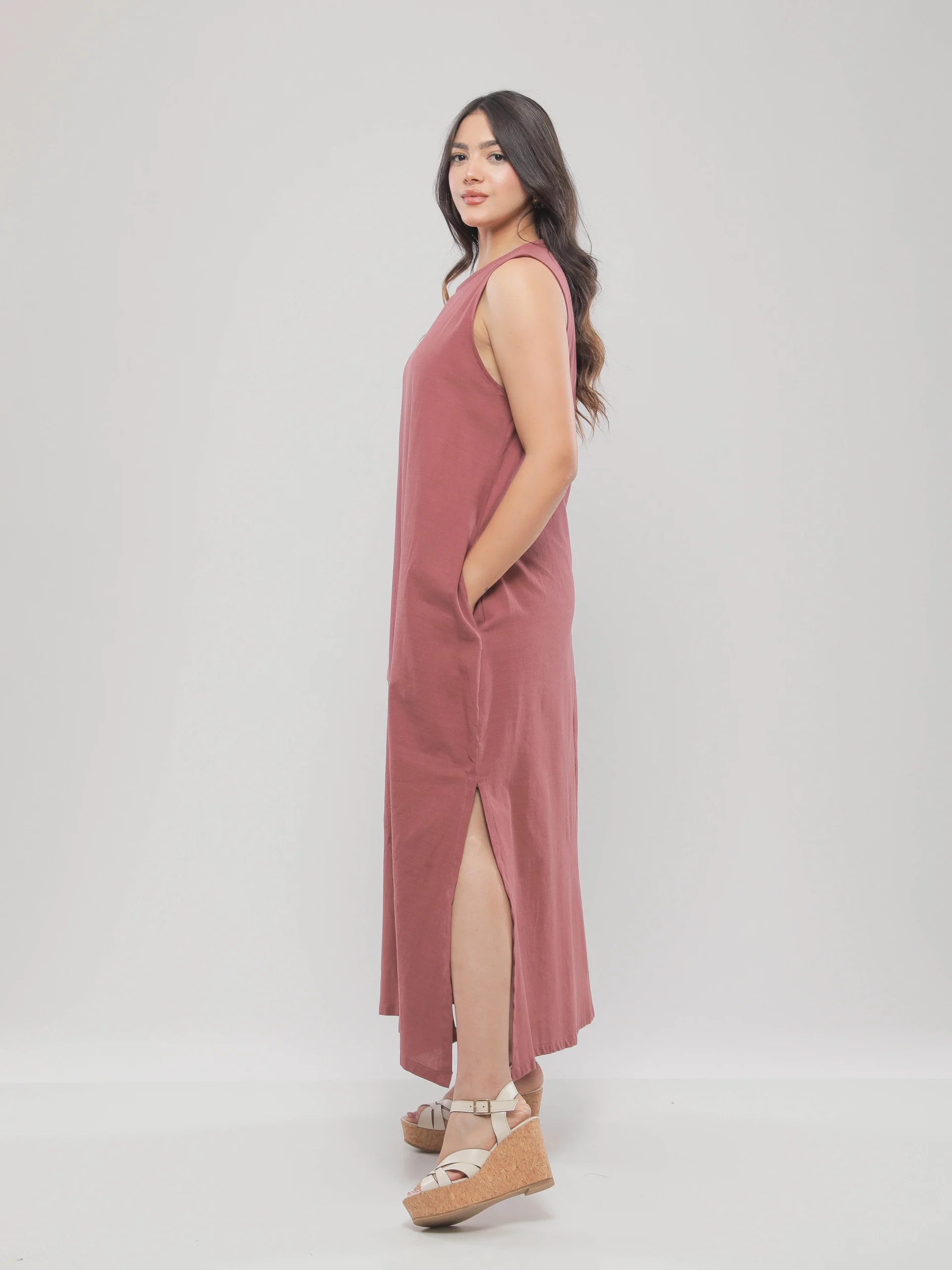 ROBE LONGUE SANS MANCHES À COL ROND