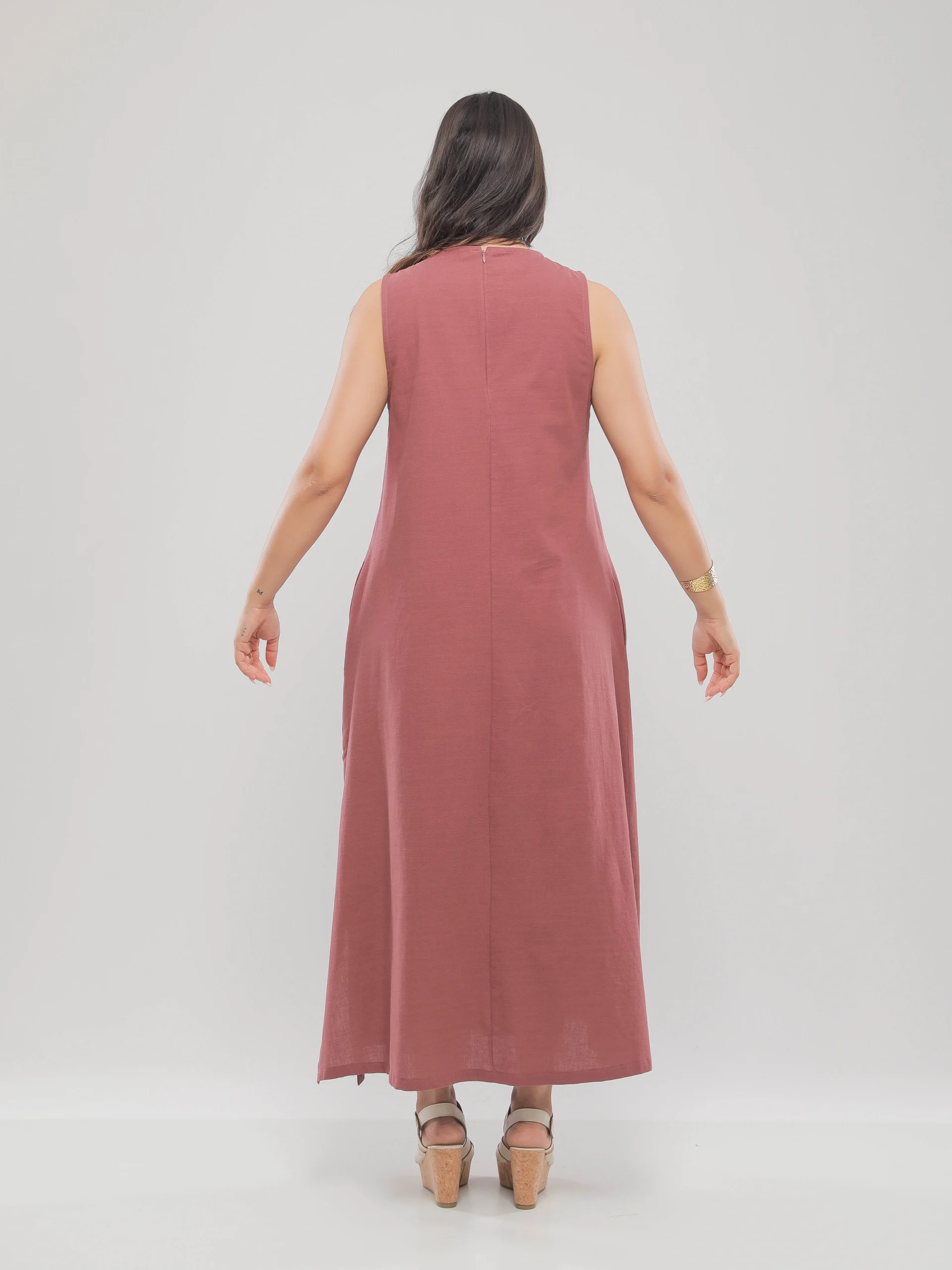 ROBE LONGUE SANS MANCHES À COL ROND