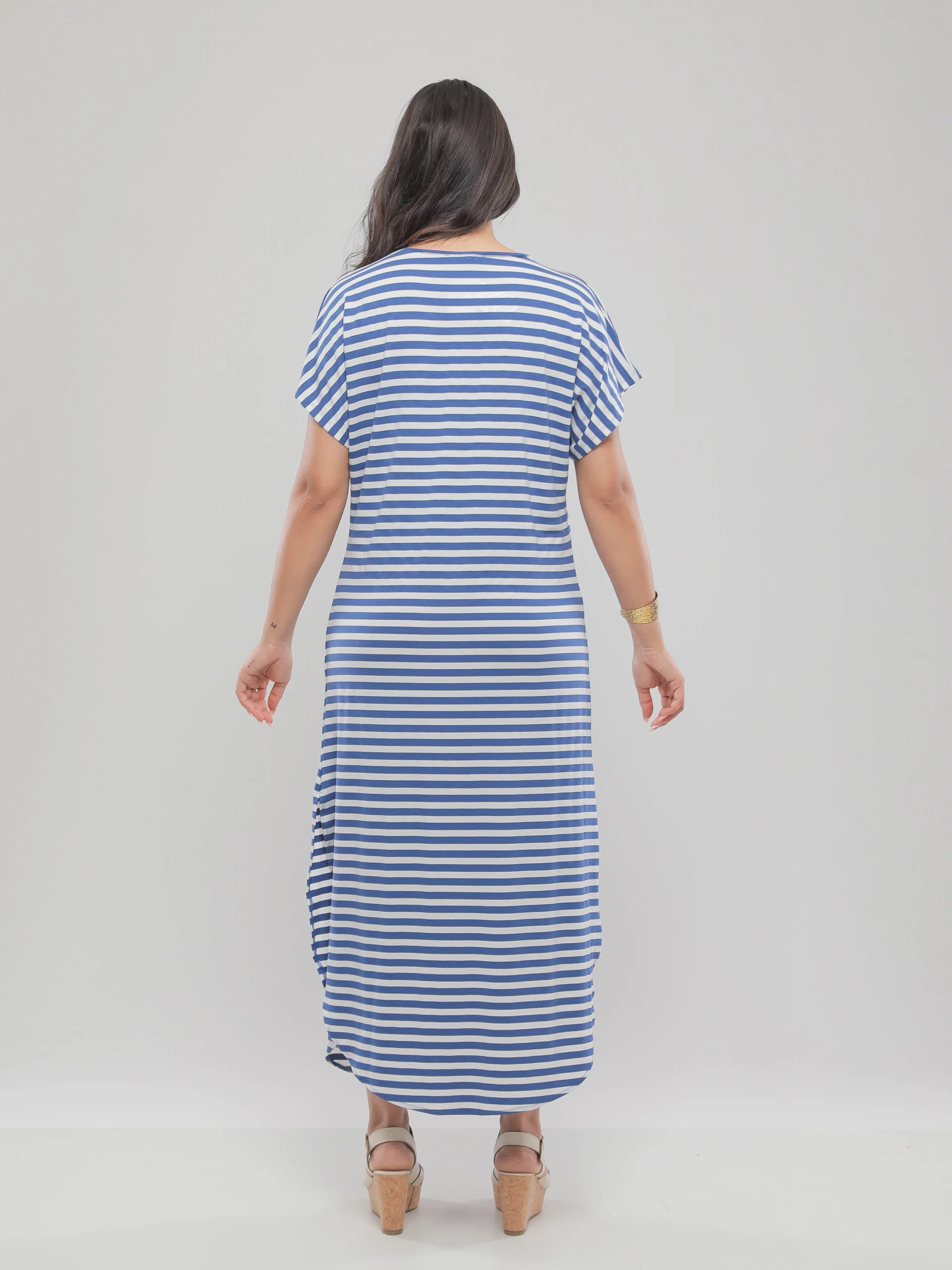 ROBE LONGUE A MANCHES COURTES