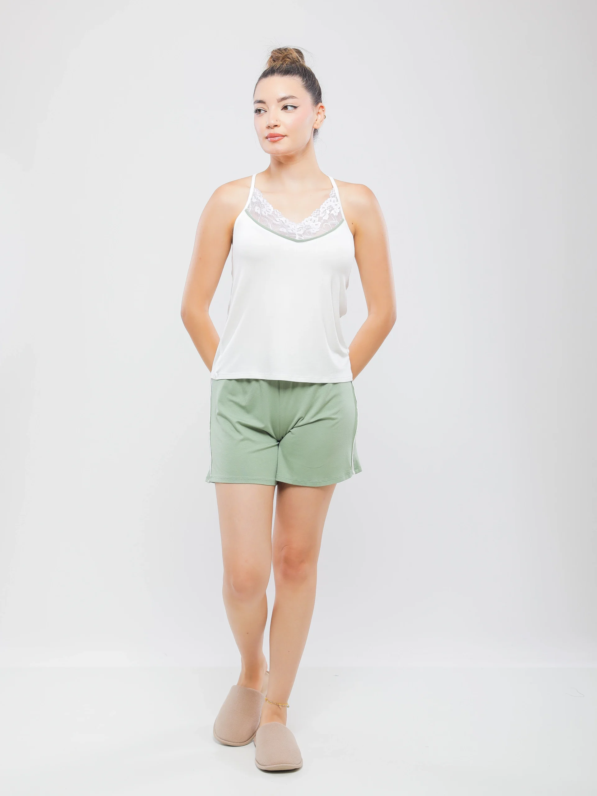PYJAMA SHORT À DENTELLE ET BRETELLES FINES