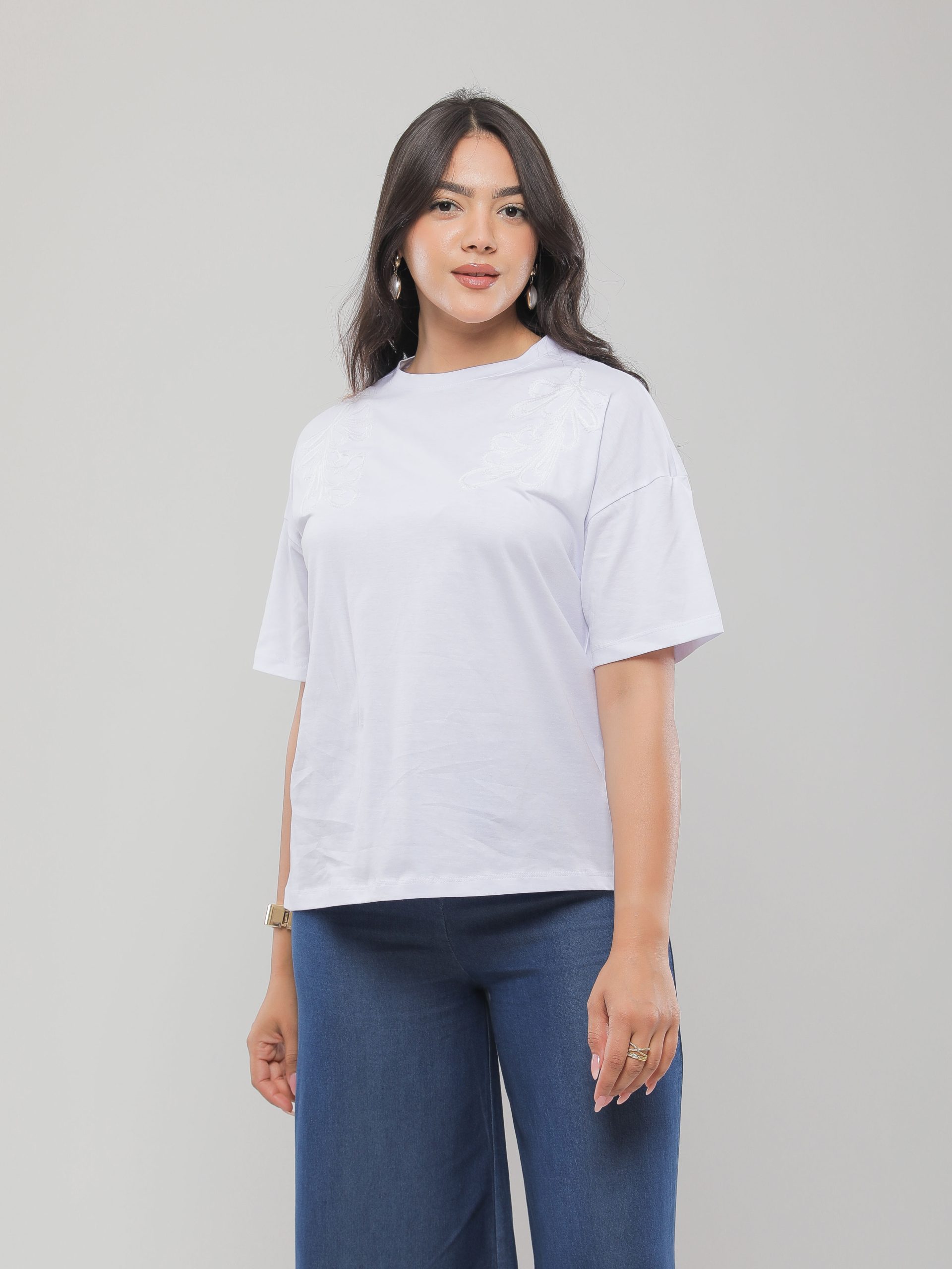 T-SHIRT À BRODERIES SUR LES ÉPAULES