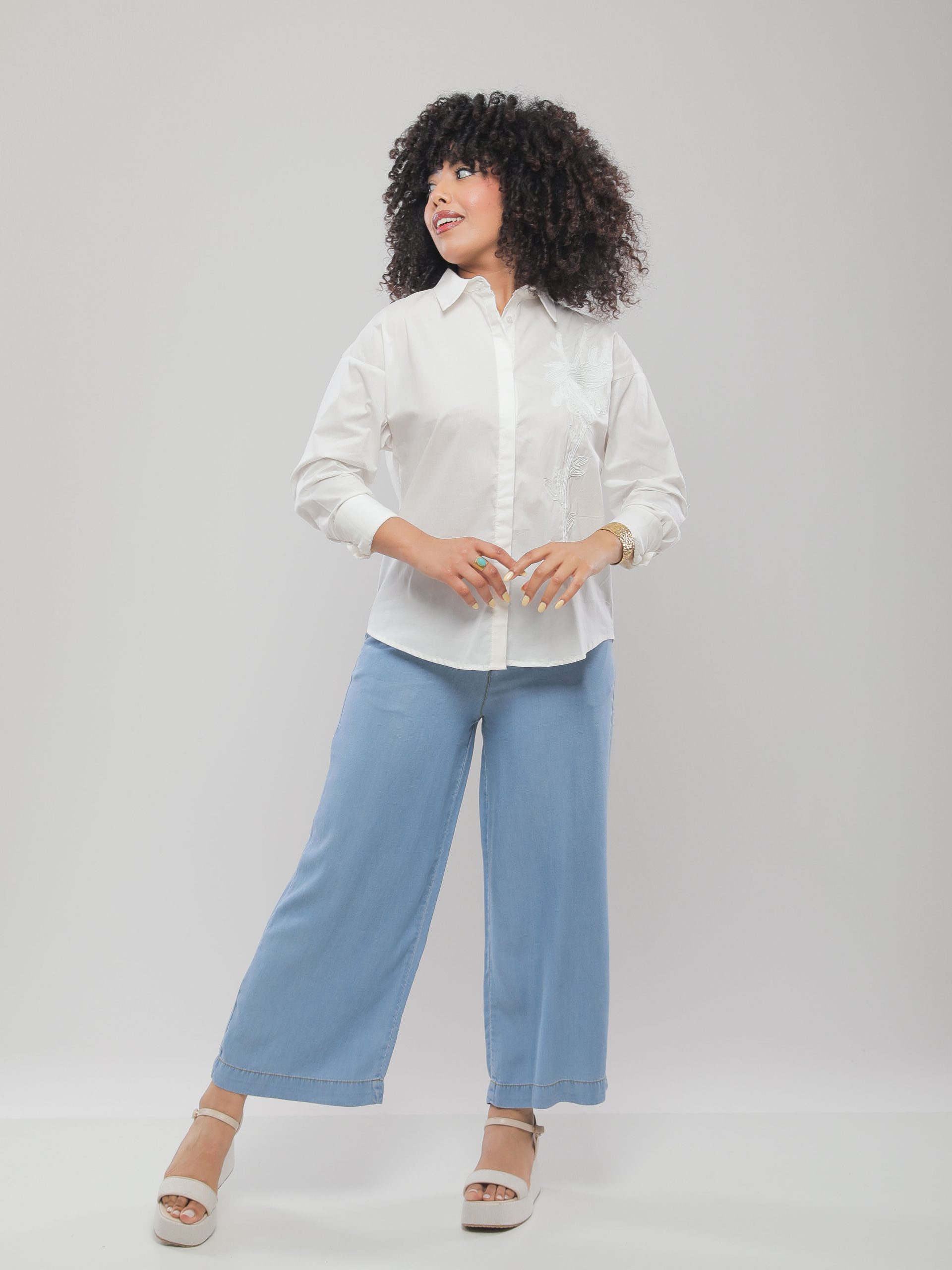 CHEMISE BRODÉE À COL CLASSIQUE