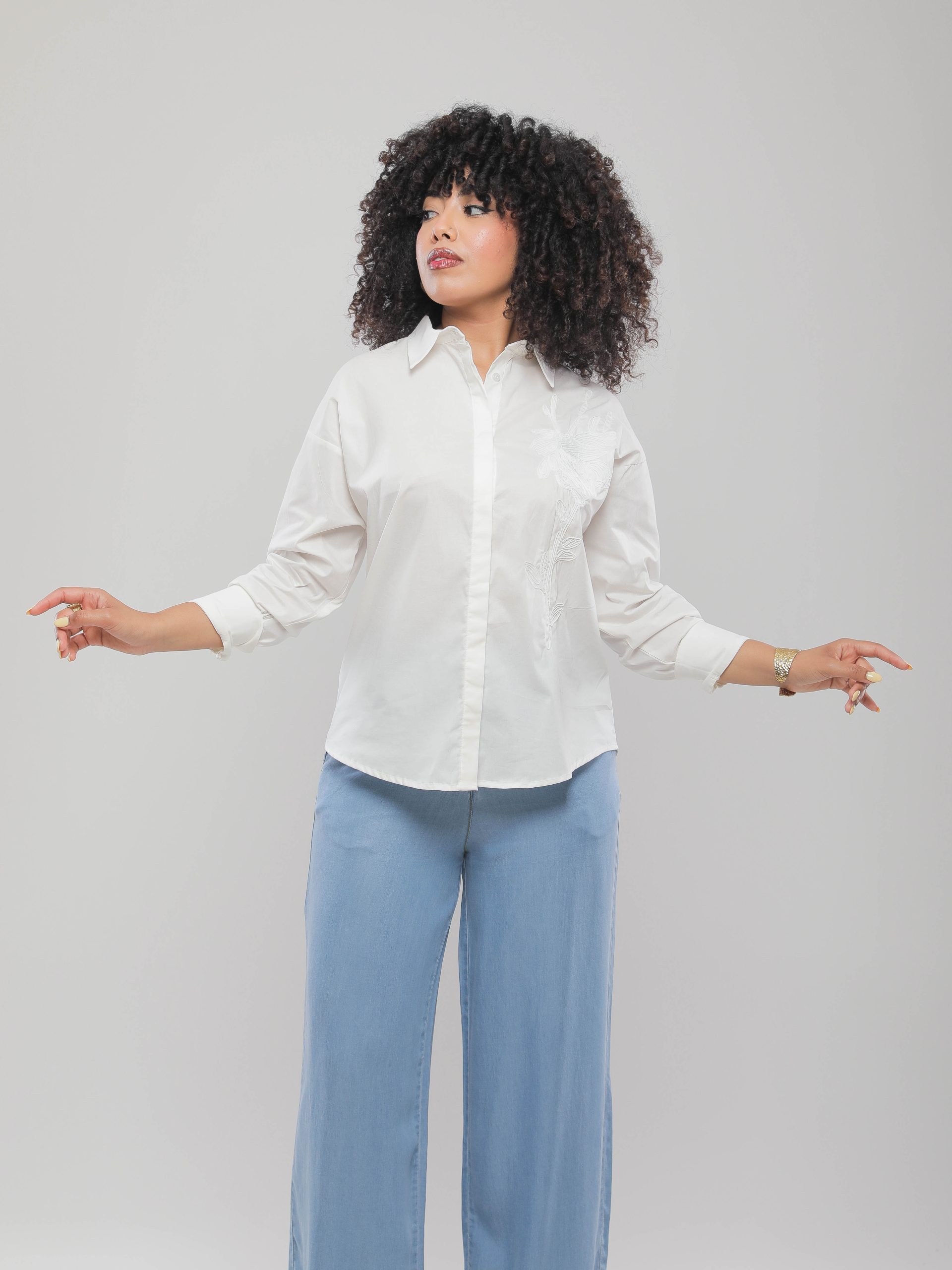 CHEMISE BRODÉE À COL CLASSIQUE