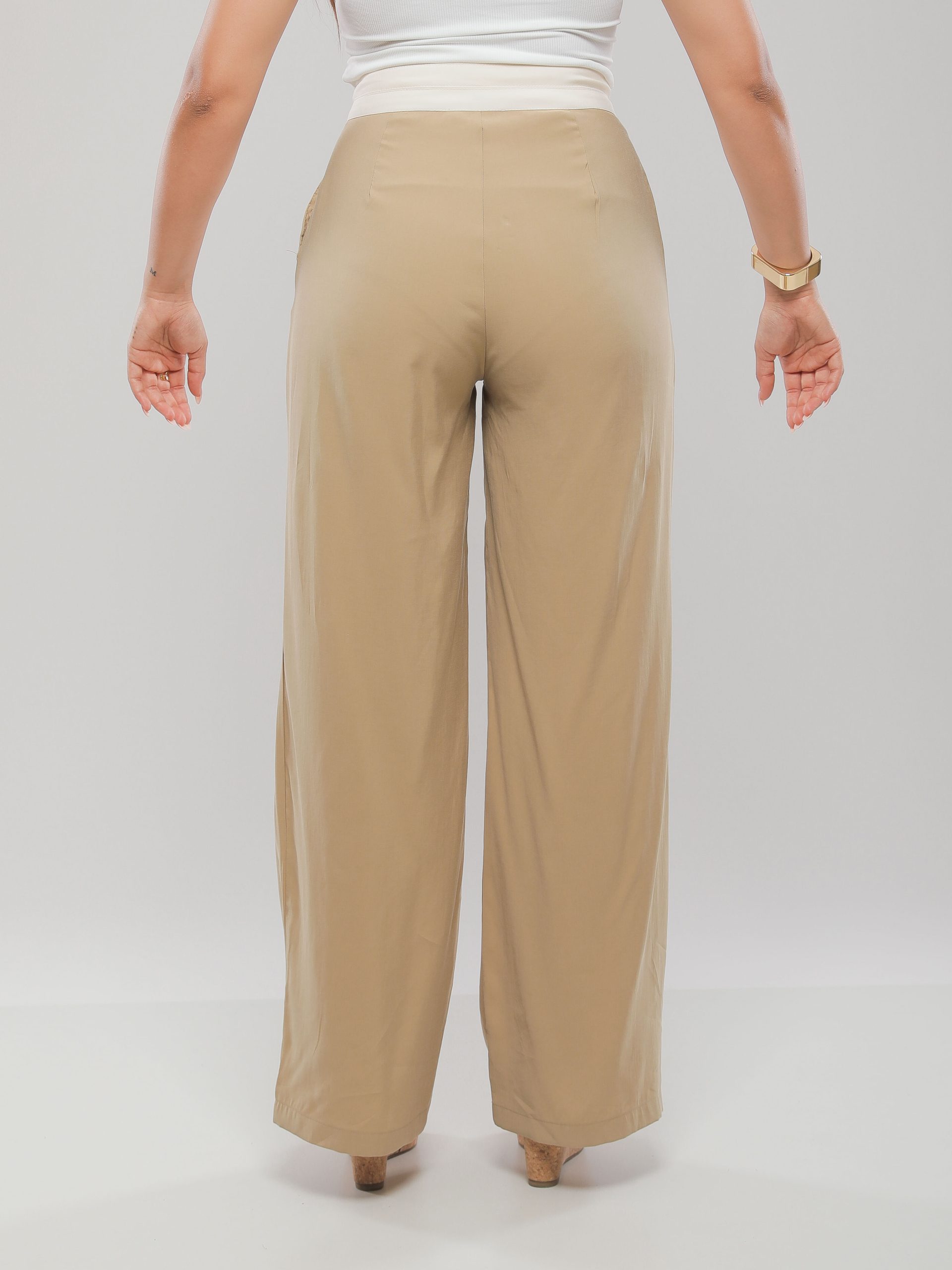 PANTALON LARGE TAILLE HAUTE À CEINTURE CONTRASTÉE