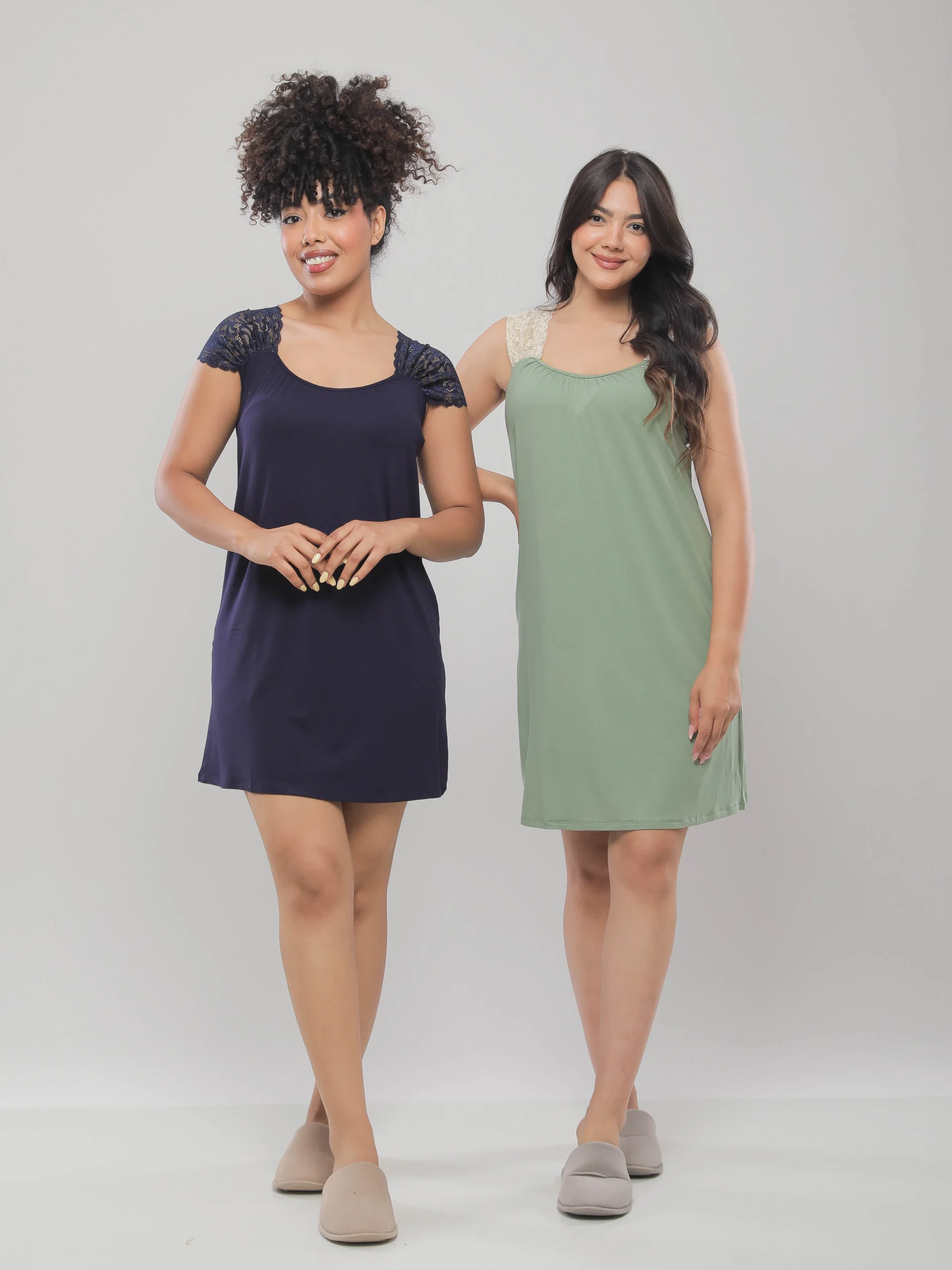 CHEMISE DE NUIT COURTE À DENTELLE AUX ÉPAULES