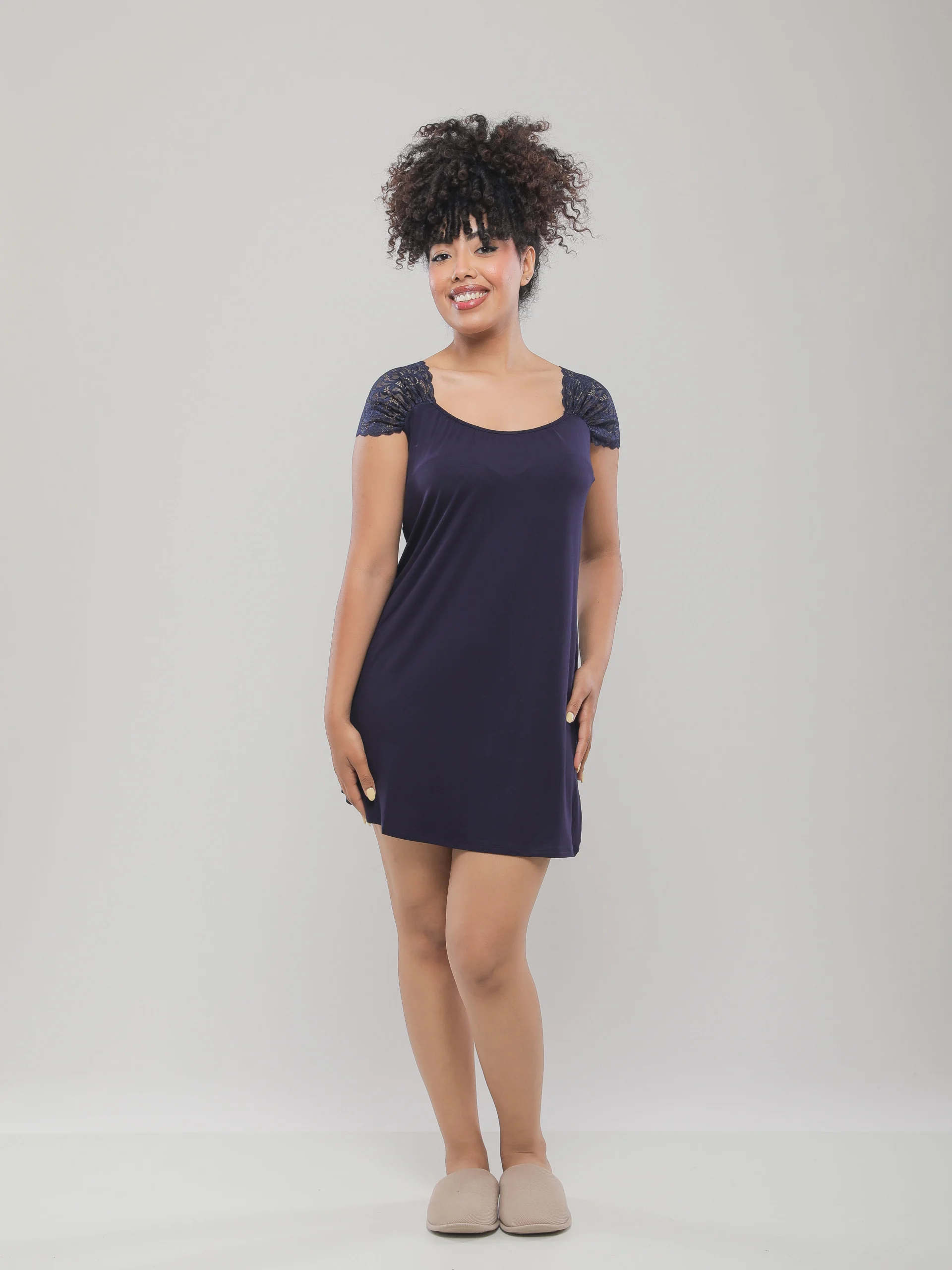 CHEMISE DE NUIT COURTE À DENTELLE AUX ÉPAULES