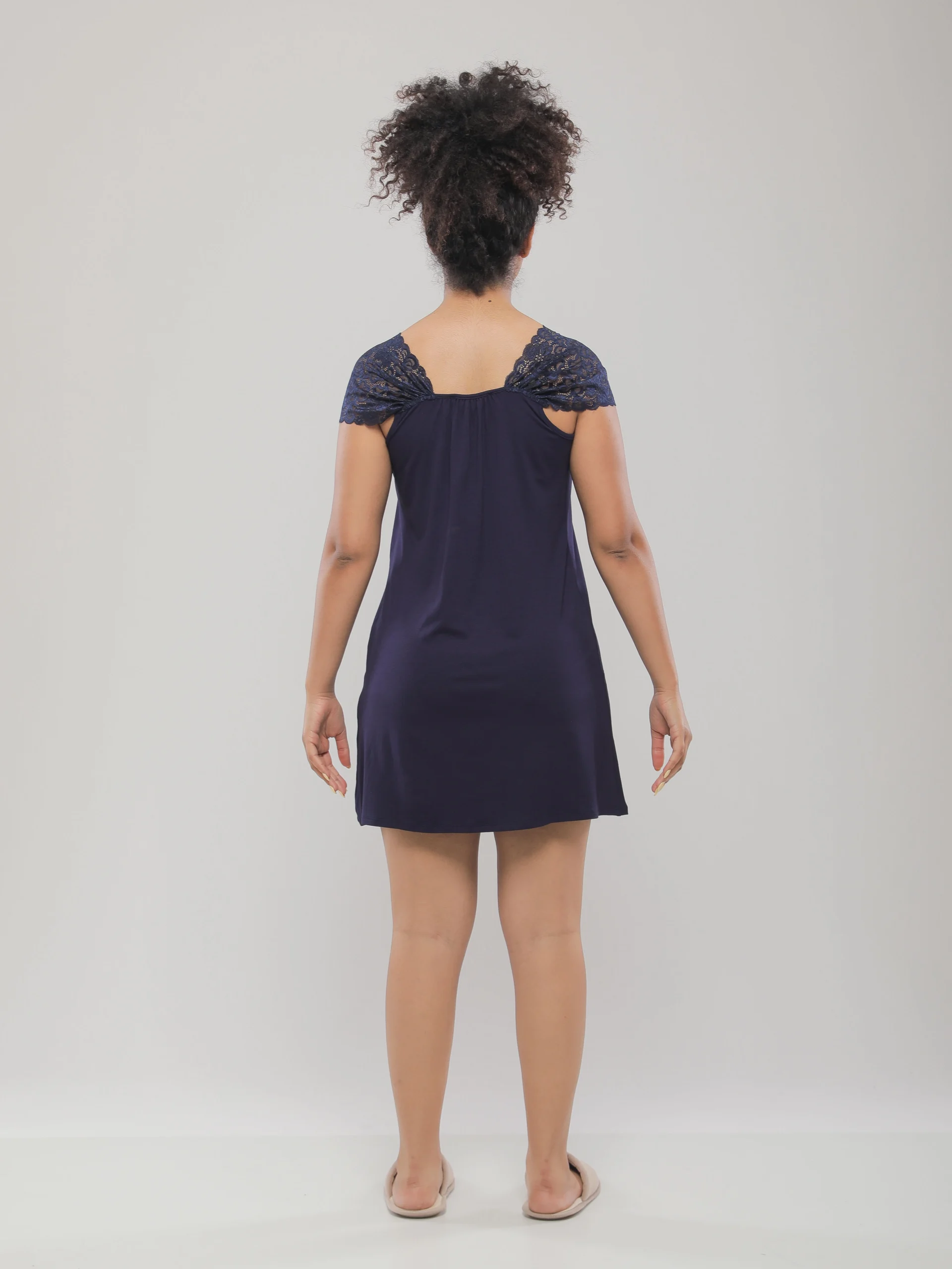 CHEMISE DE NUIT COURTE À DENTELLE AUX ÉPAULES