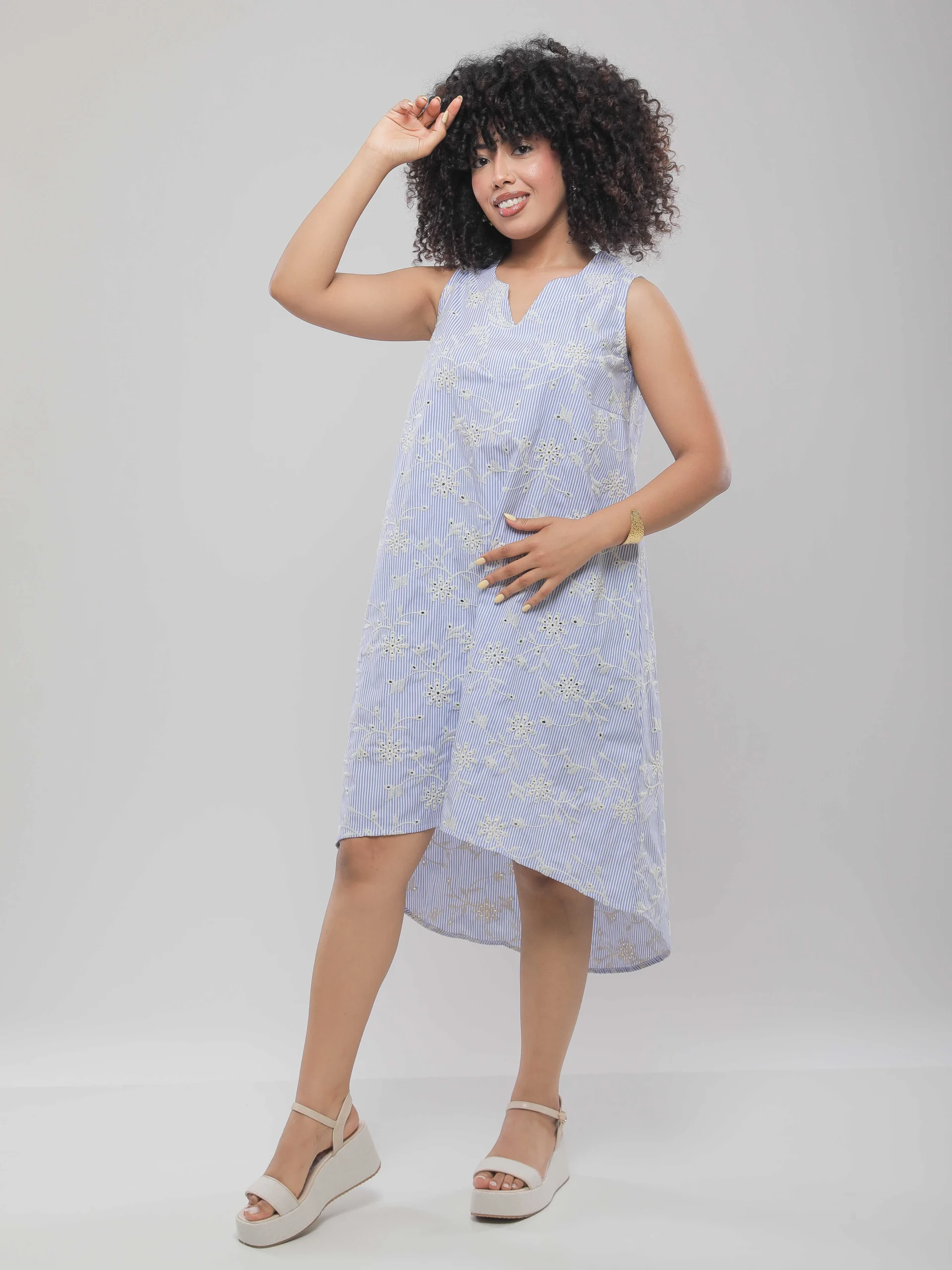 ROBE MI-LONGUE FLUIDE SANS MANCHES À COL V