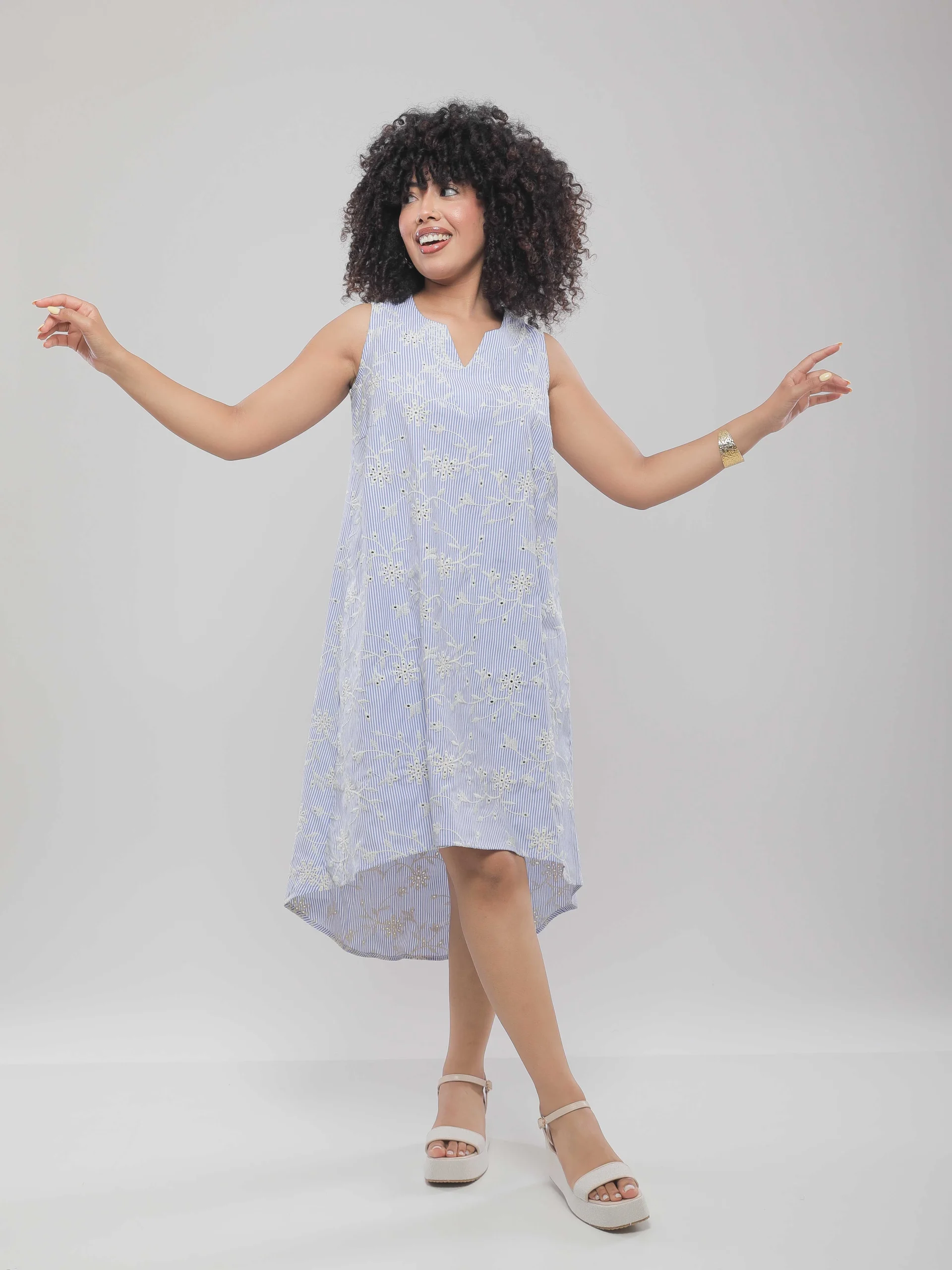 ROBE MI-LONGUE FLUIDE SANS MANCHES À COL V