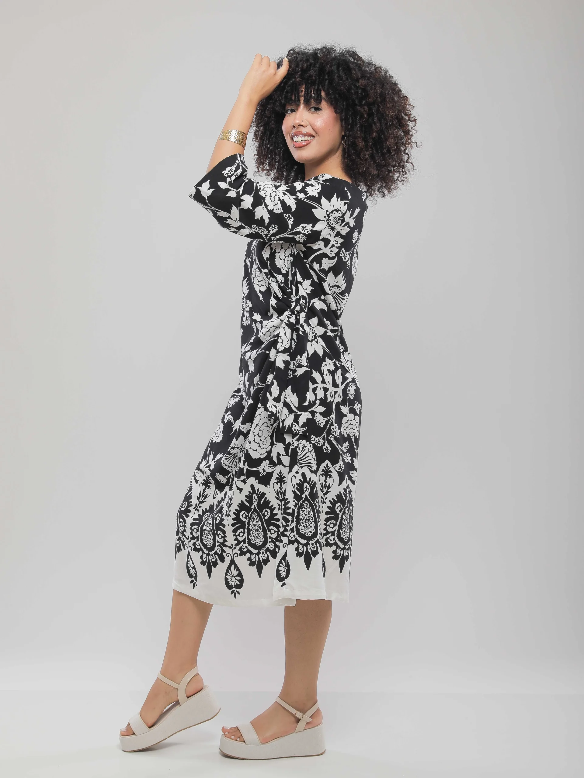 ROBE COURTE À DÉTAIL NŒUD