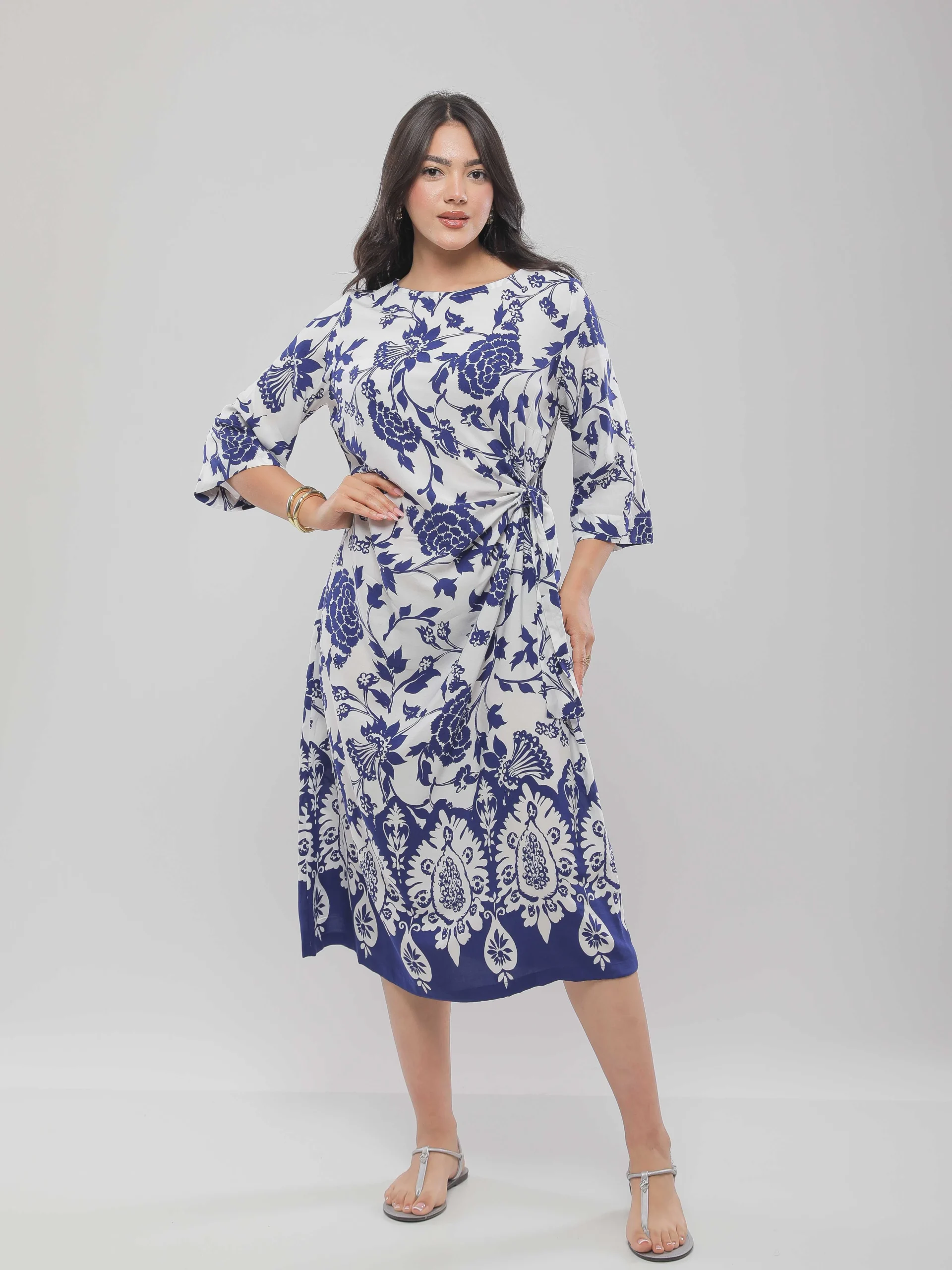 ROBE COURTE À DÉTAIL NŒUD