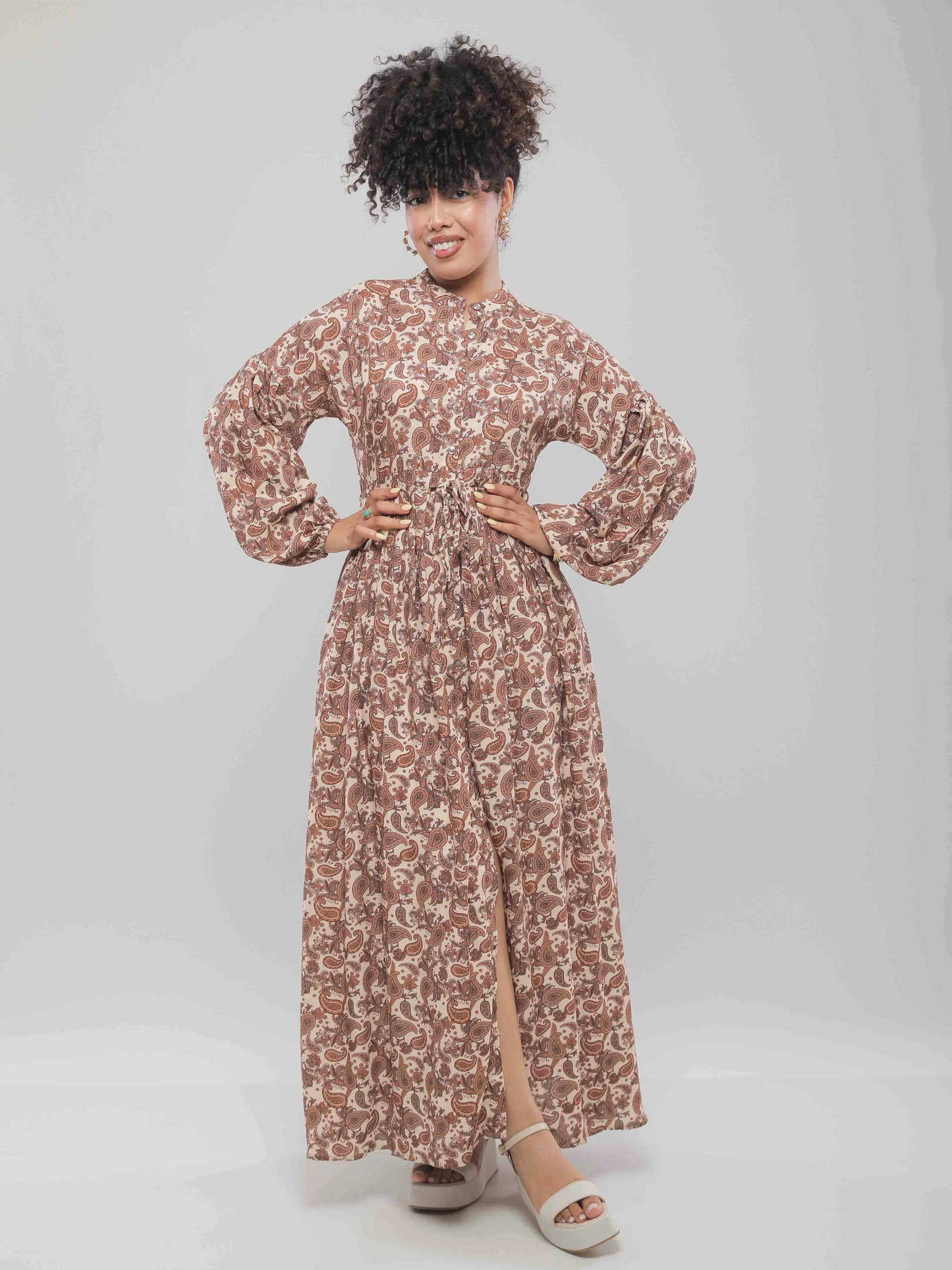 ROBE LONGUE IMPRIMÉE À TAILLE MARQUÉE