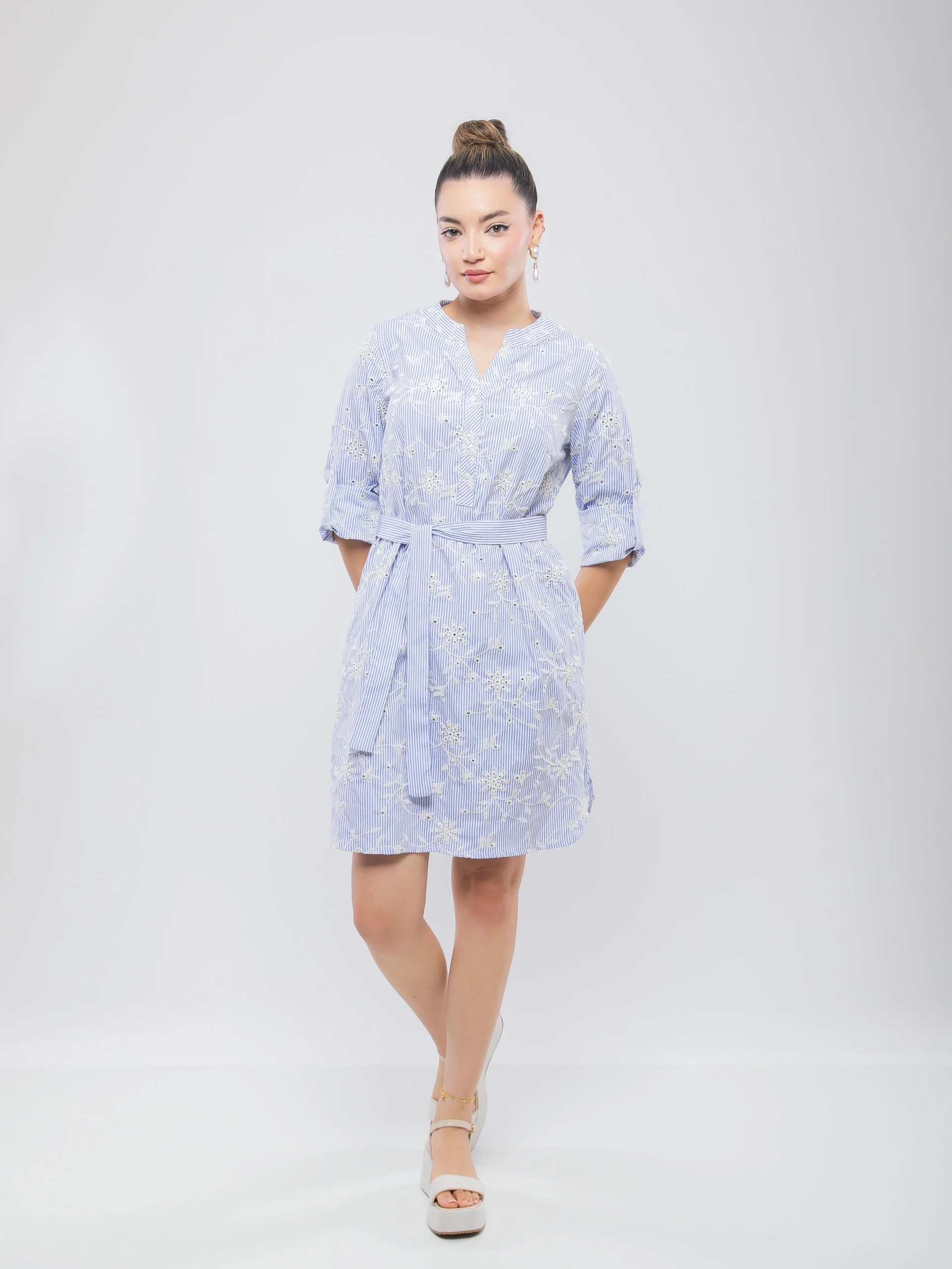 ROBE MI-LONGUE FLUIDE CEINTURÉE À MANCHES LONGUES