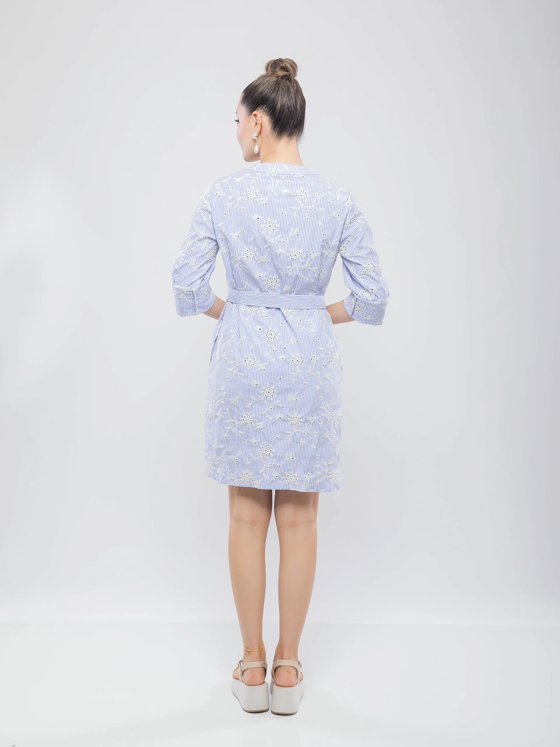 ROBE MI-LONGUE FLUIDE CEINTURÉE À MANCHES LONGUES