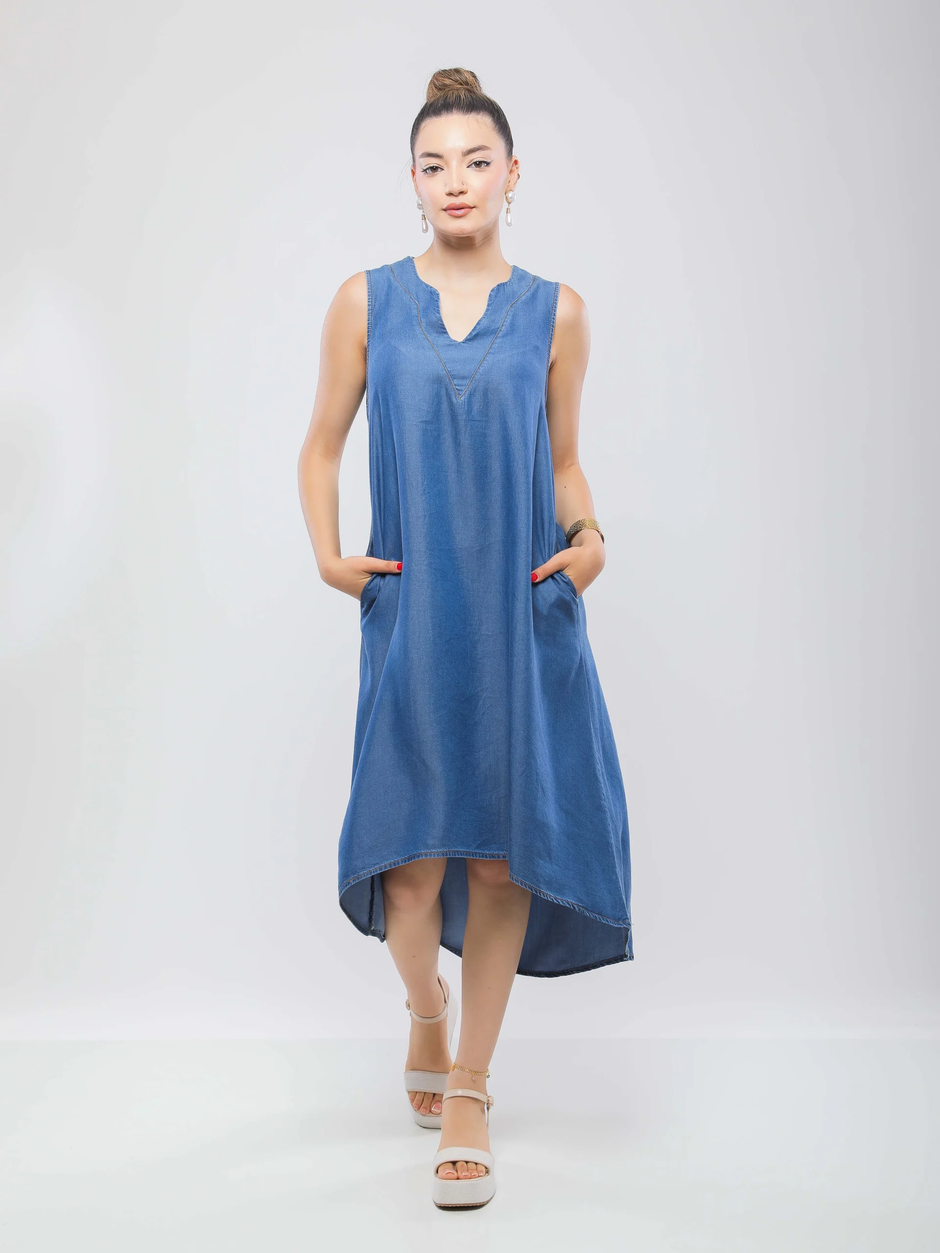 ROBE MI-LONGUE SANS MANCHES À DÉCOLLETÉ EN V