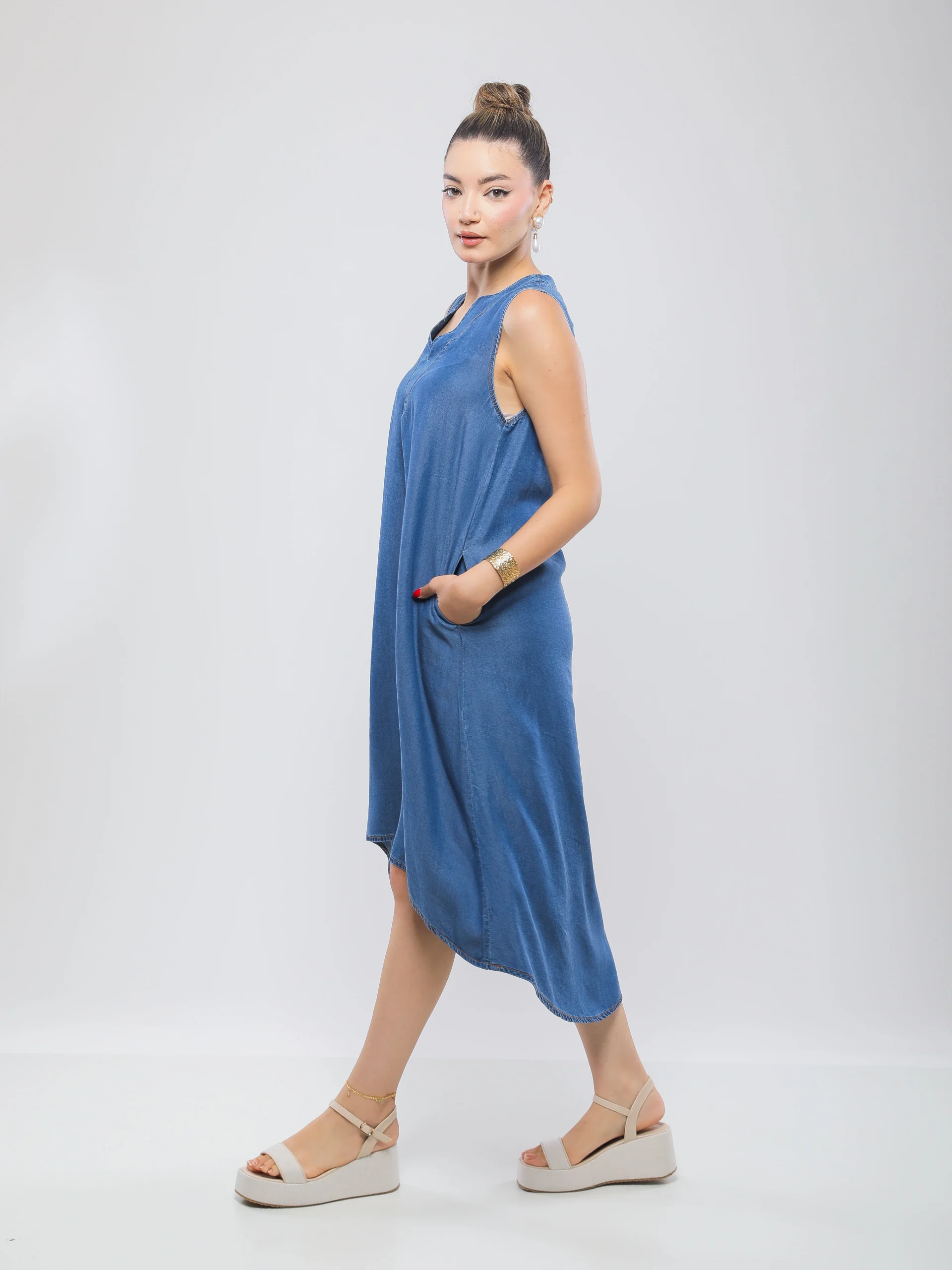 ROBE MI-LONGUE SANS MANCHES À DÉCOLLETÉ EN V