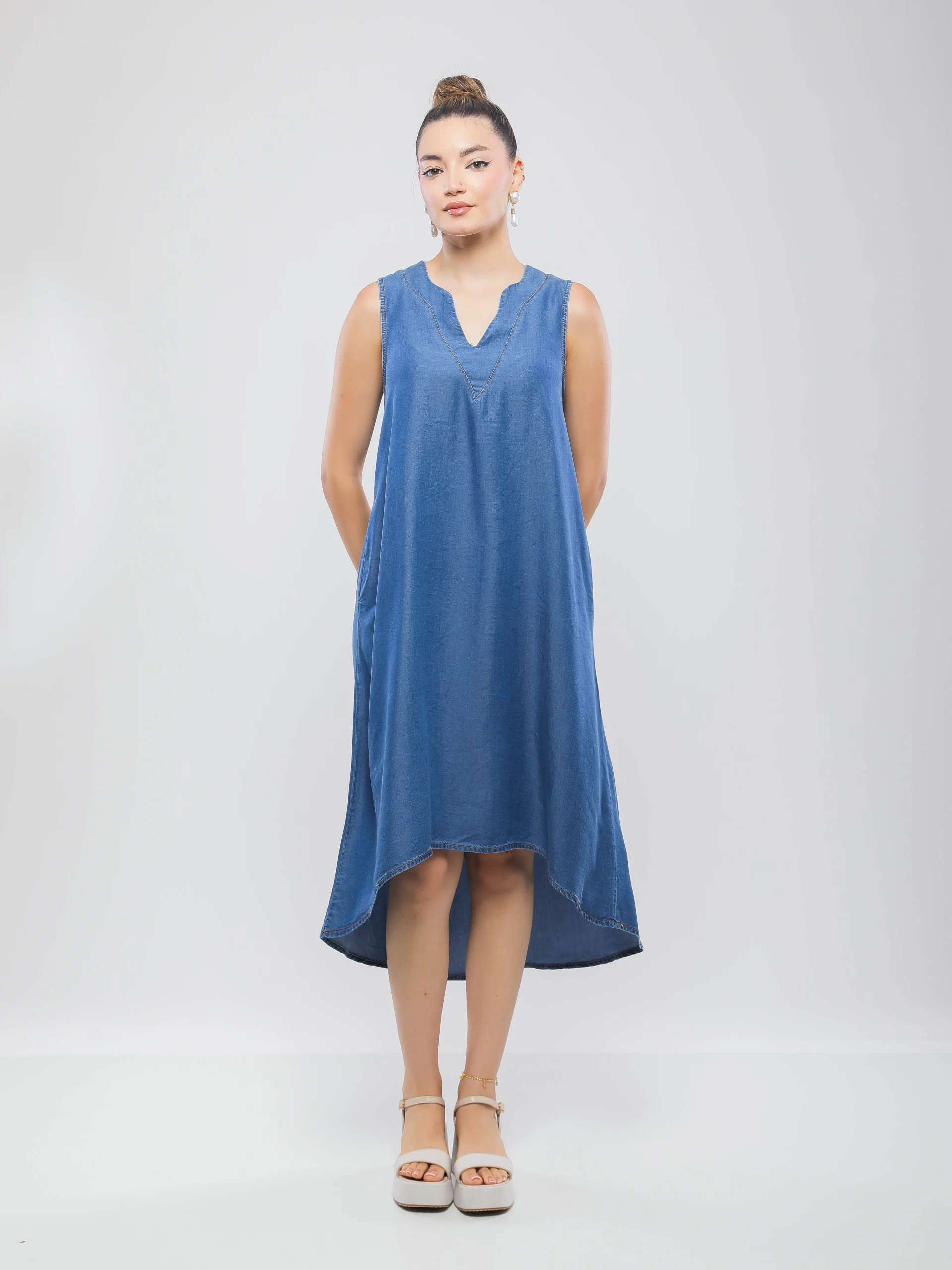 ROBE MI-LONGUE SANS MANCHES À DÉCOLLETÉ EN V