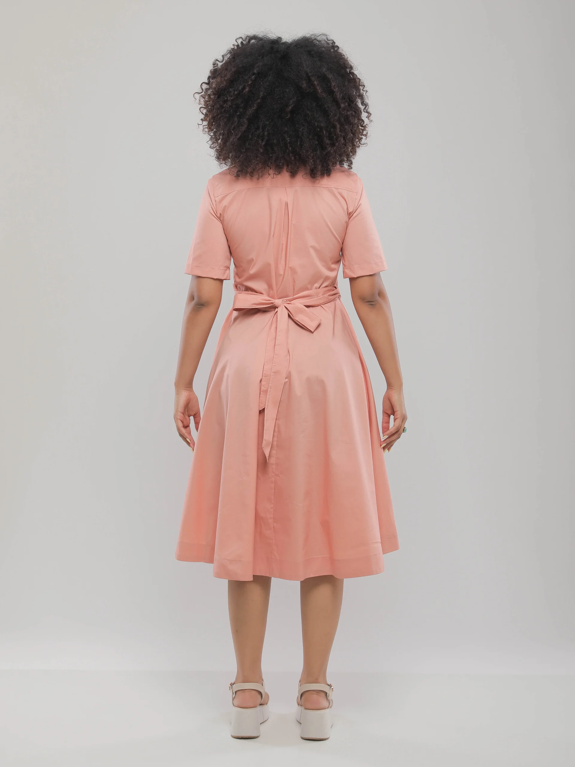 ROBE CHEMISE MI-LONGUE CINTRÉE À LA TAILLE