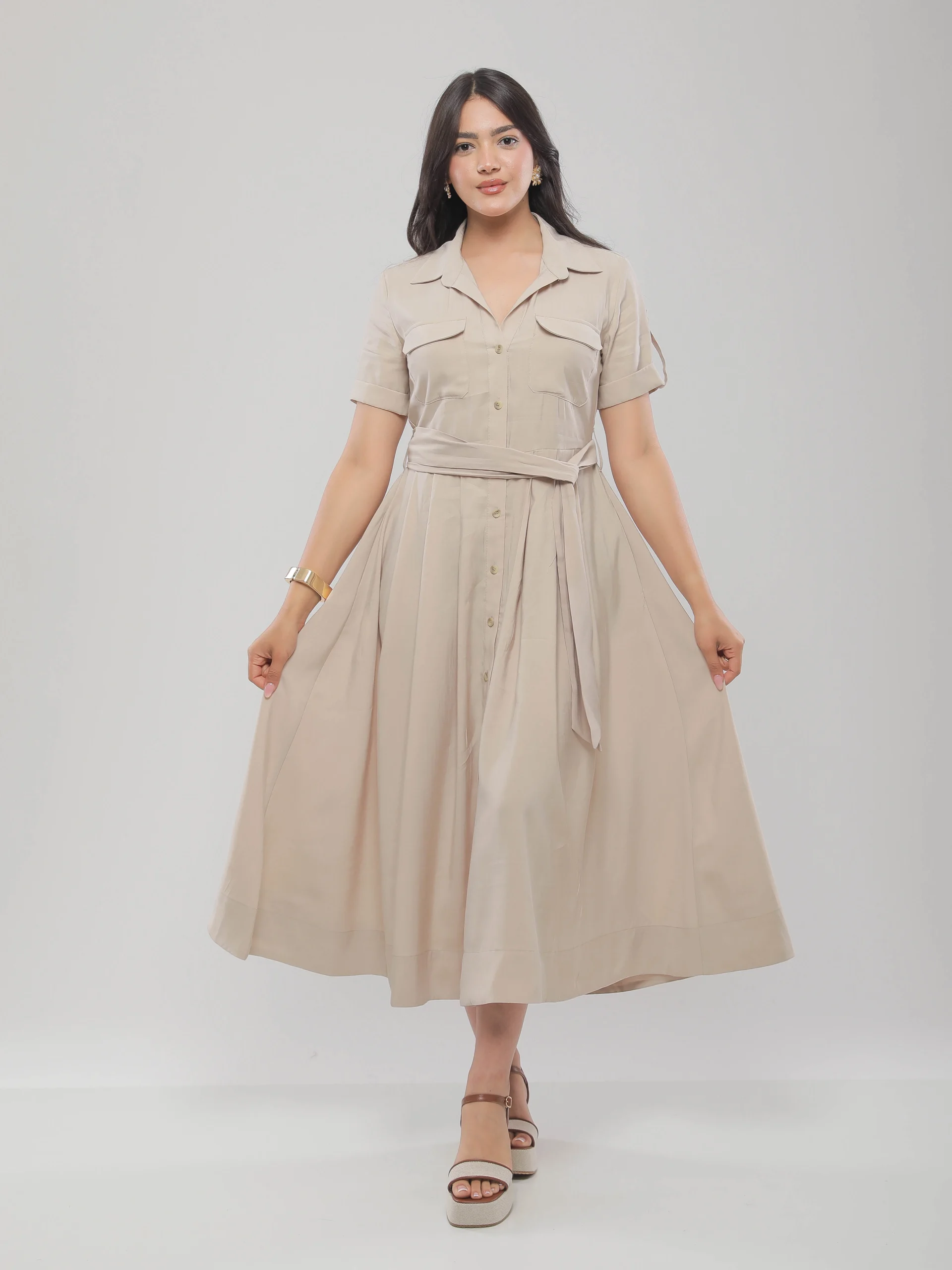 ROBE MI-LONGUE FLUIDE À BOUTONNAGE CENTRAL ET TAILLE CINTRÉE
