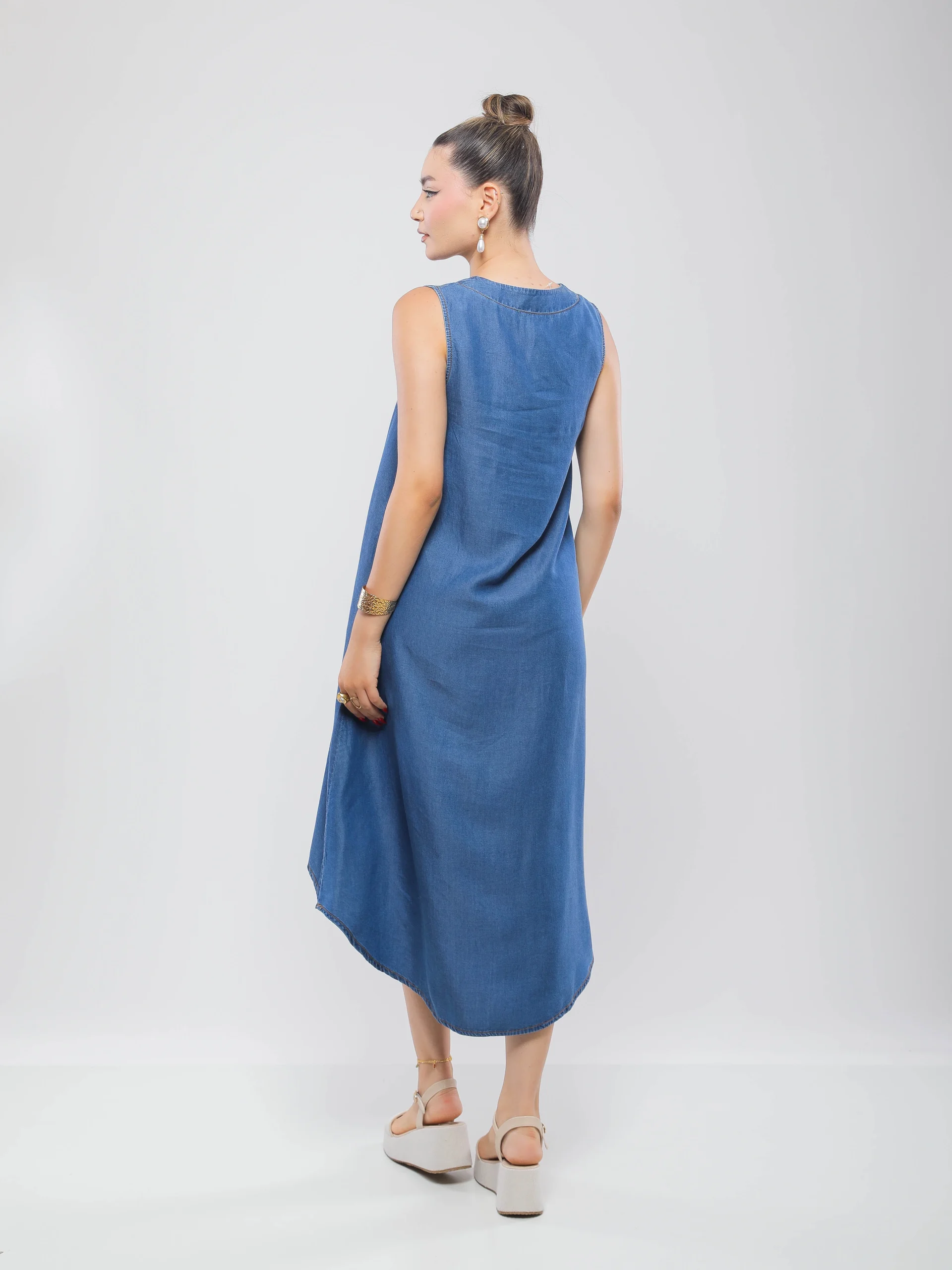 ROBE MI-LONGUE SANS MANCHES À DÉCOLLETÉ EN V