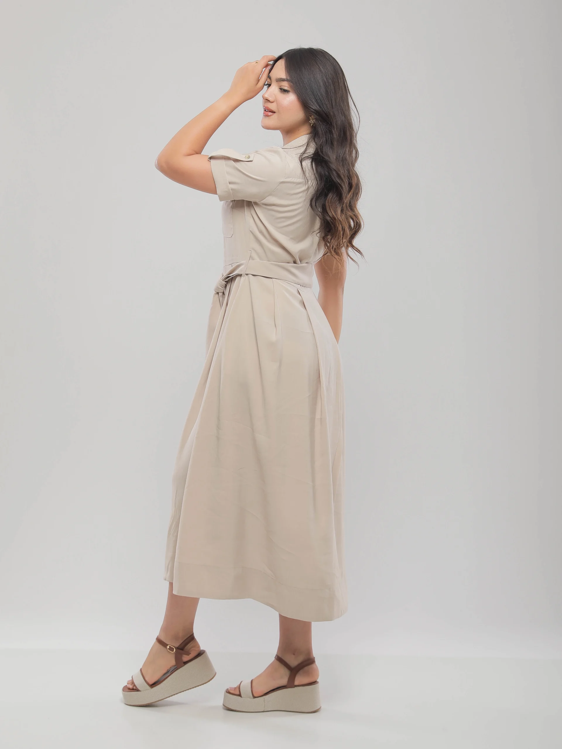 ROBE MI-LONGUE FLUIDE À BOUTONNAGE CENTRAL ET TAILLE CINTRÉE