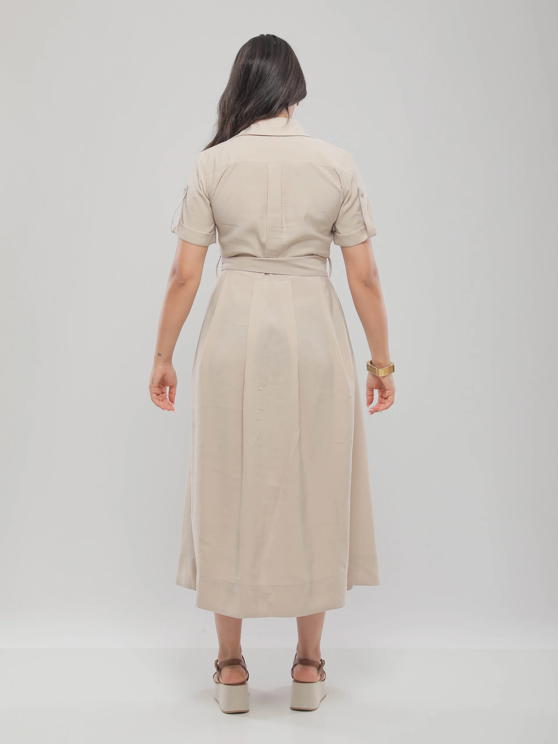 ROBE MI-LONGUE FLUIDE À BOUTONNAGE CENTRAL ET TAILLE CINTRÉE