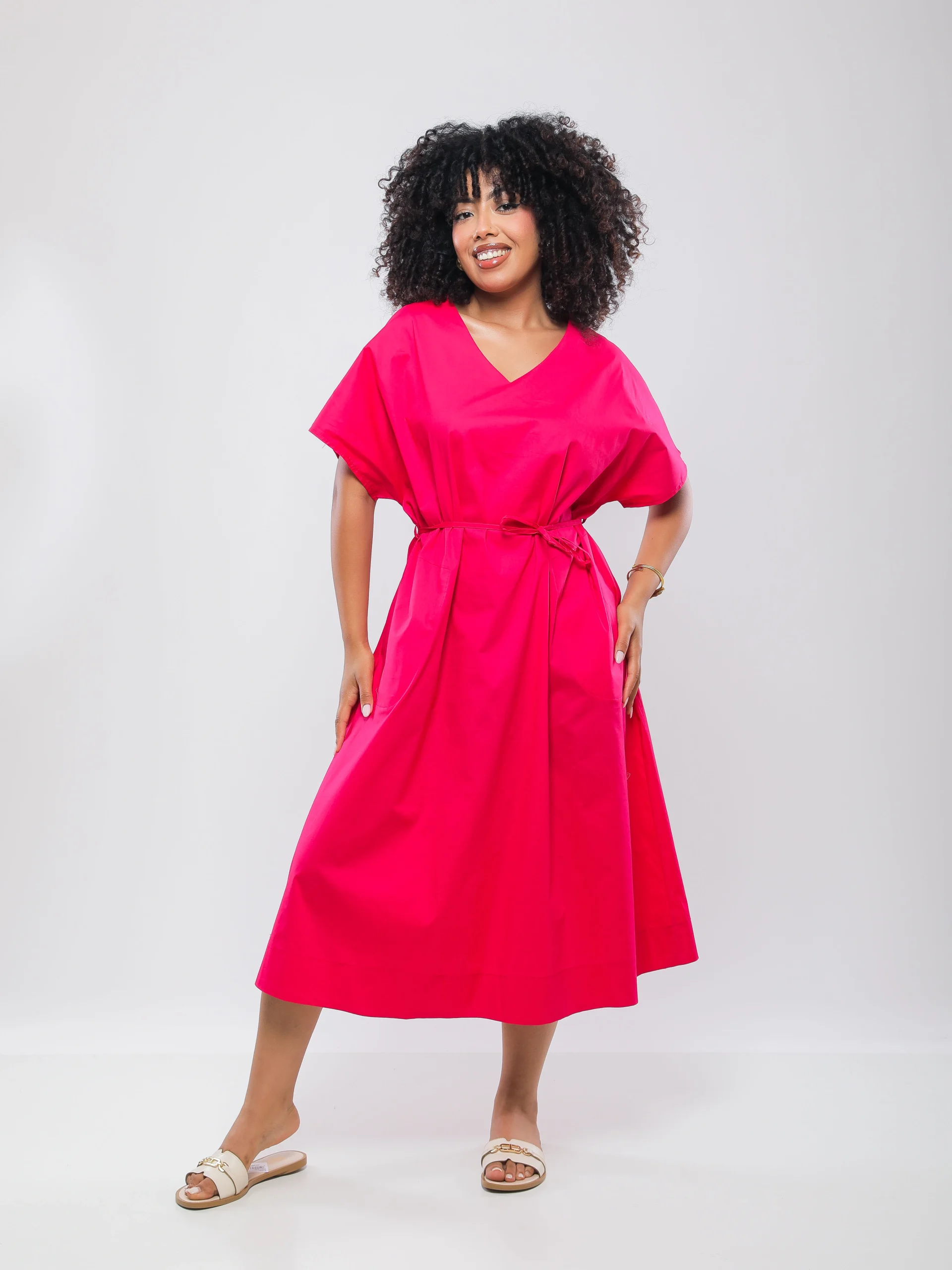 ROBE MI-LONGUE ÉLÉGANTE À DÉCOLLETÉ EN V