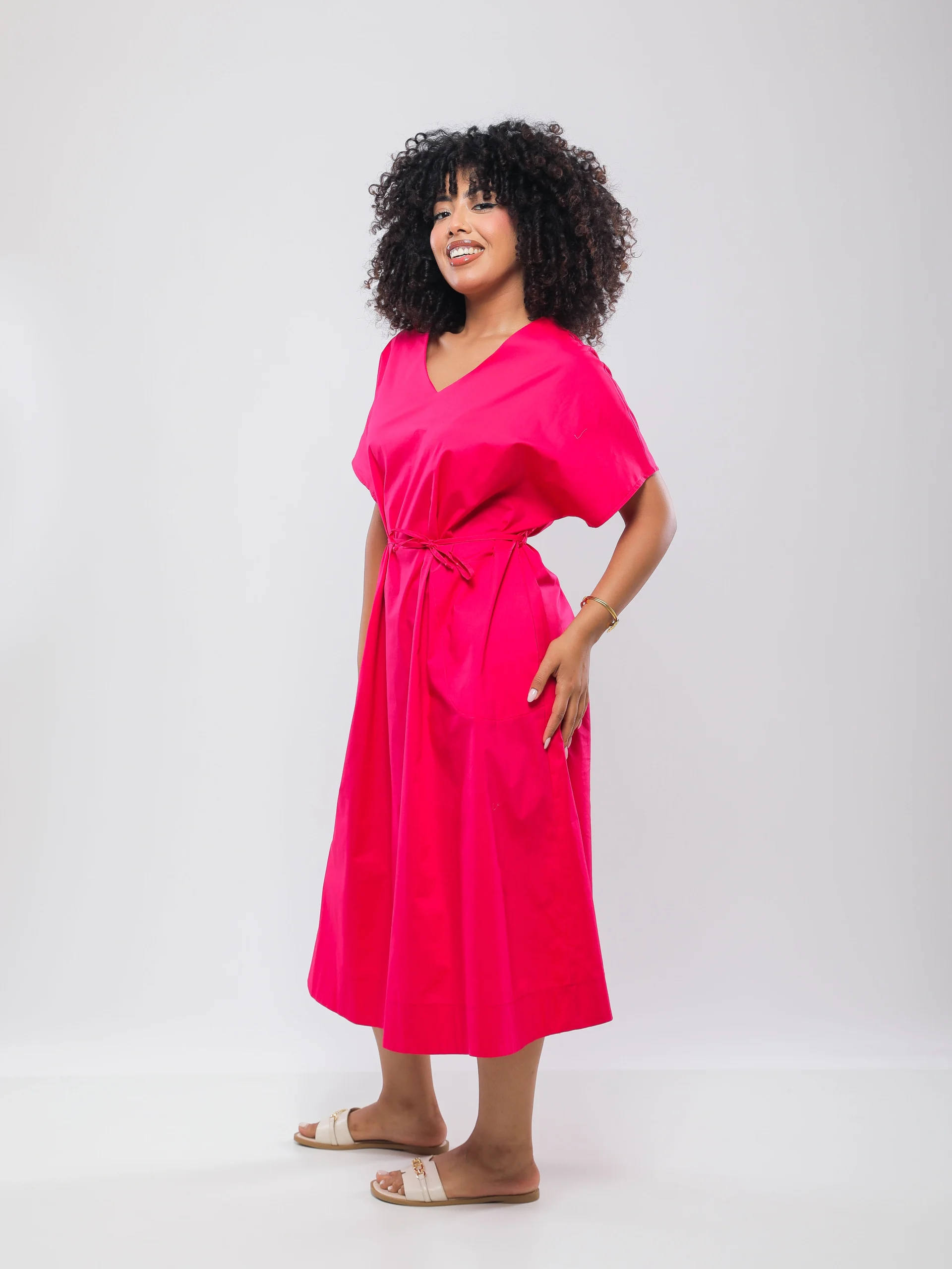 ROBE MI-LONGUE ÉLÉGANTE À DÉCOLLETÉ EN V