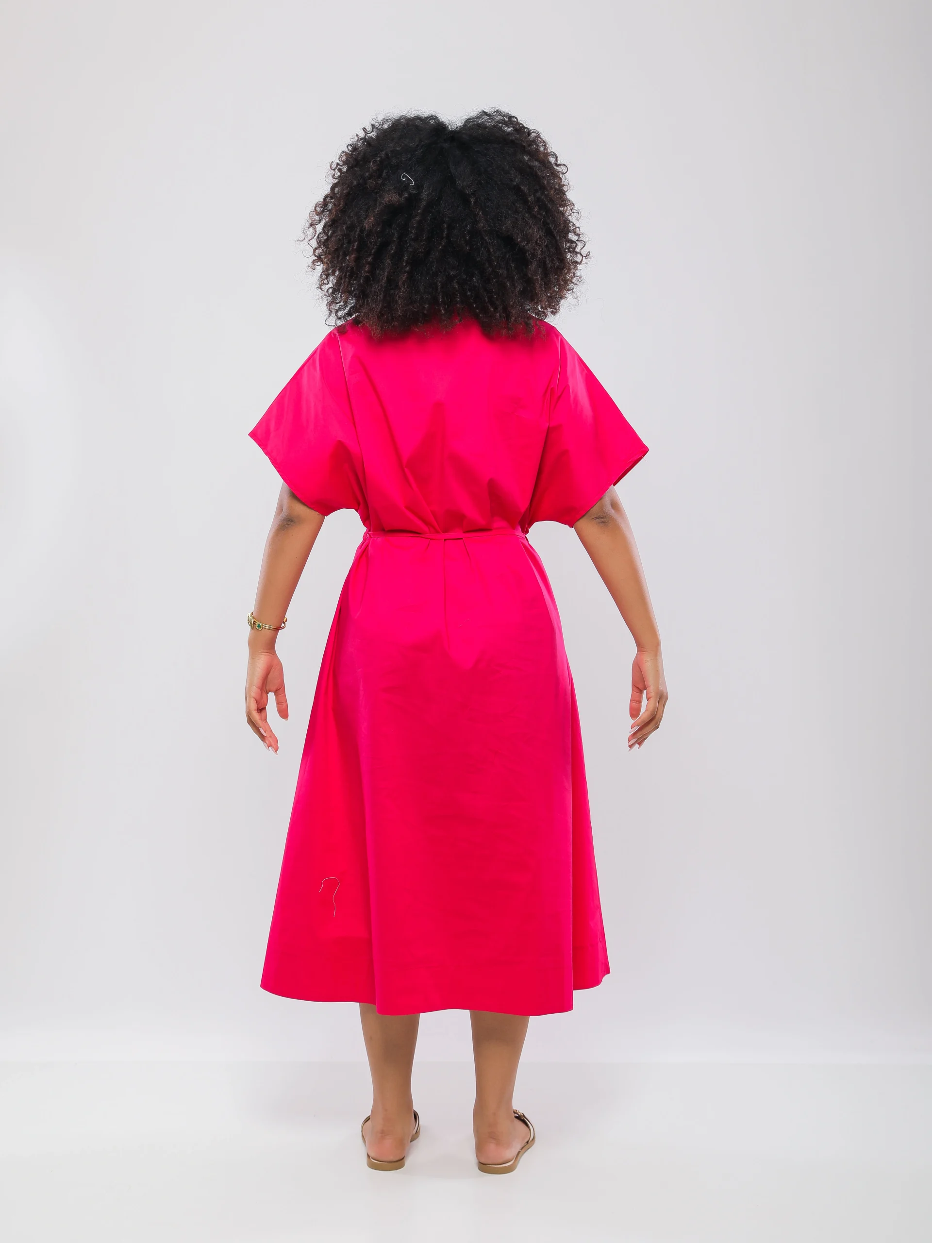 ROBE MI-LONGUE ÉLÉGANTE À DÉCOLLETÉ EN V
