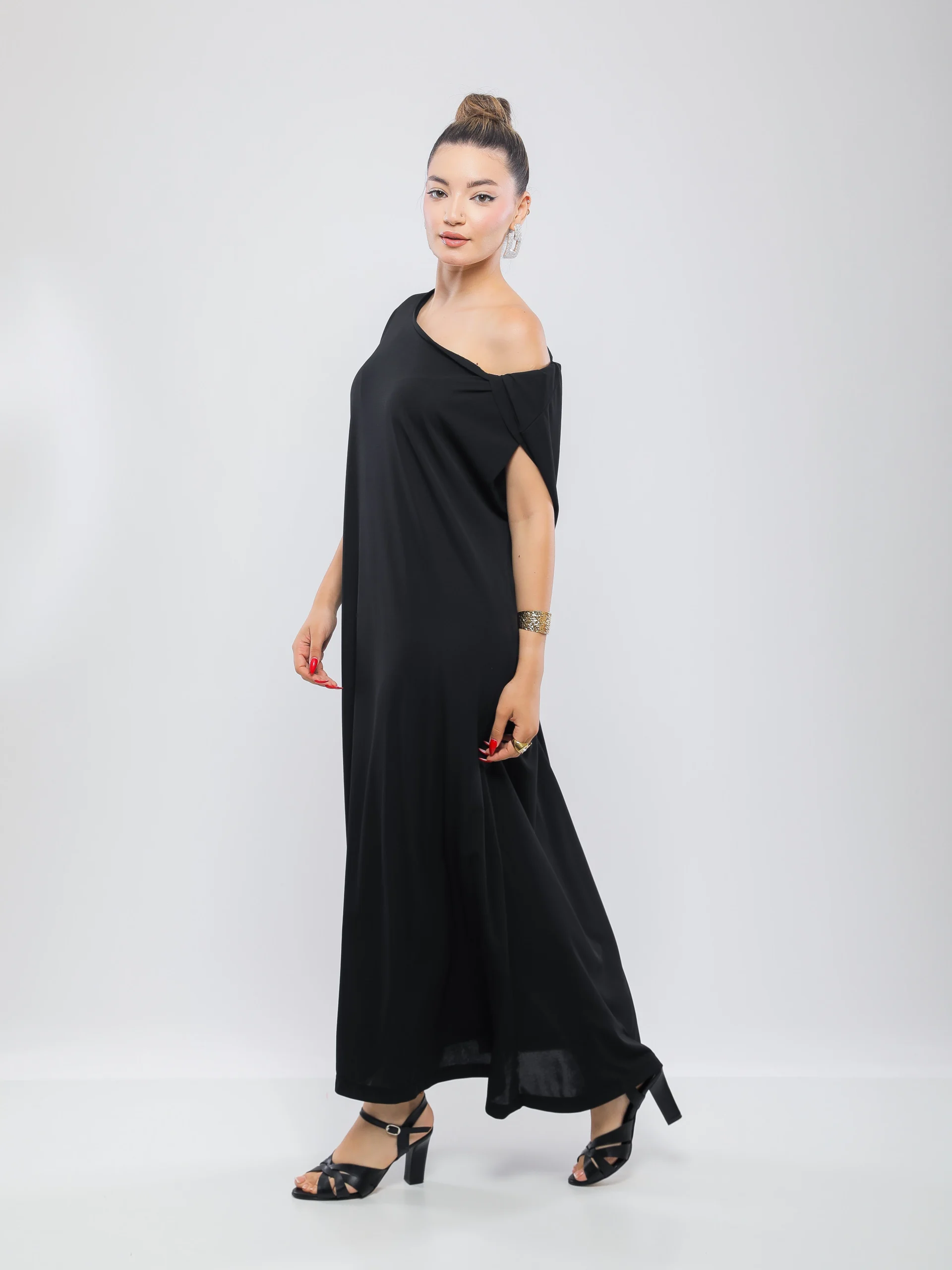 ROBE LONGUE À ENCOLURE ASYMÉTRIQUE ET COUPE FLUIDE