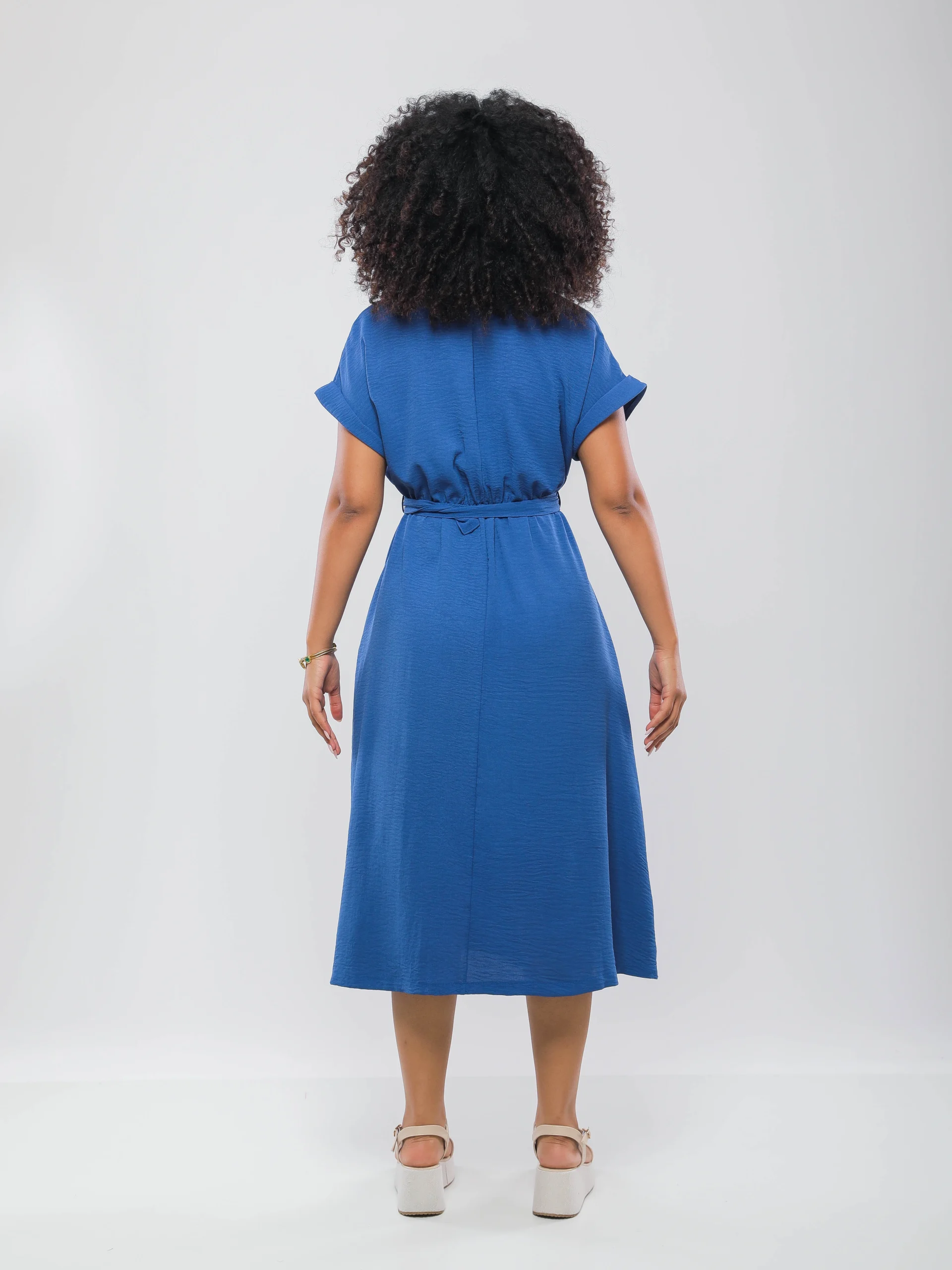 ROBE MI-LONGUE CINTRÉE À LA TAILLE