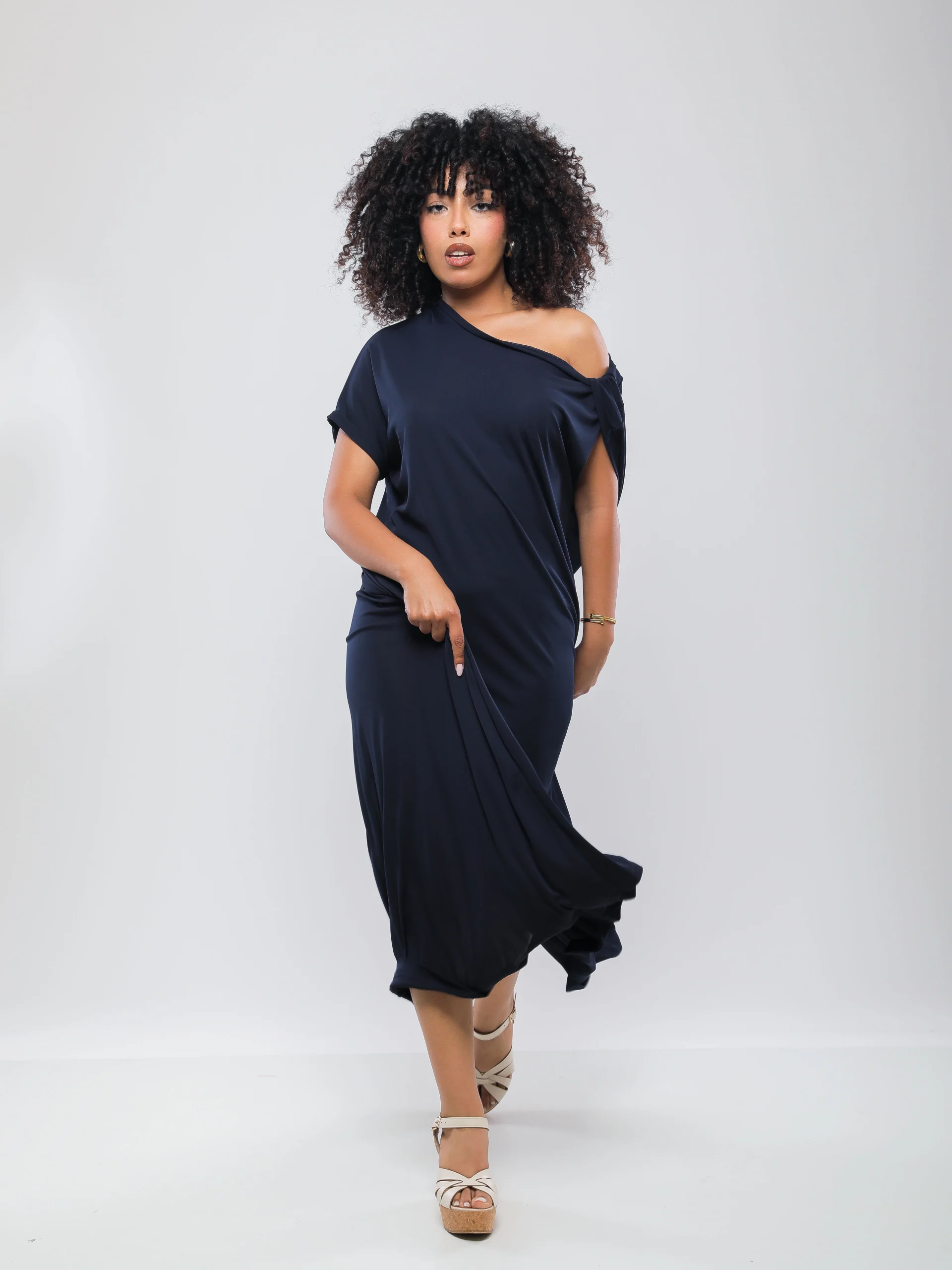 ROBE LONGUE À ENCOLURE ASYMÉTRIQUE ET COUPE FLUIDE