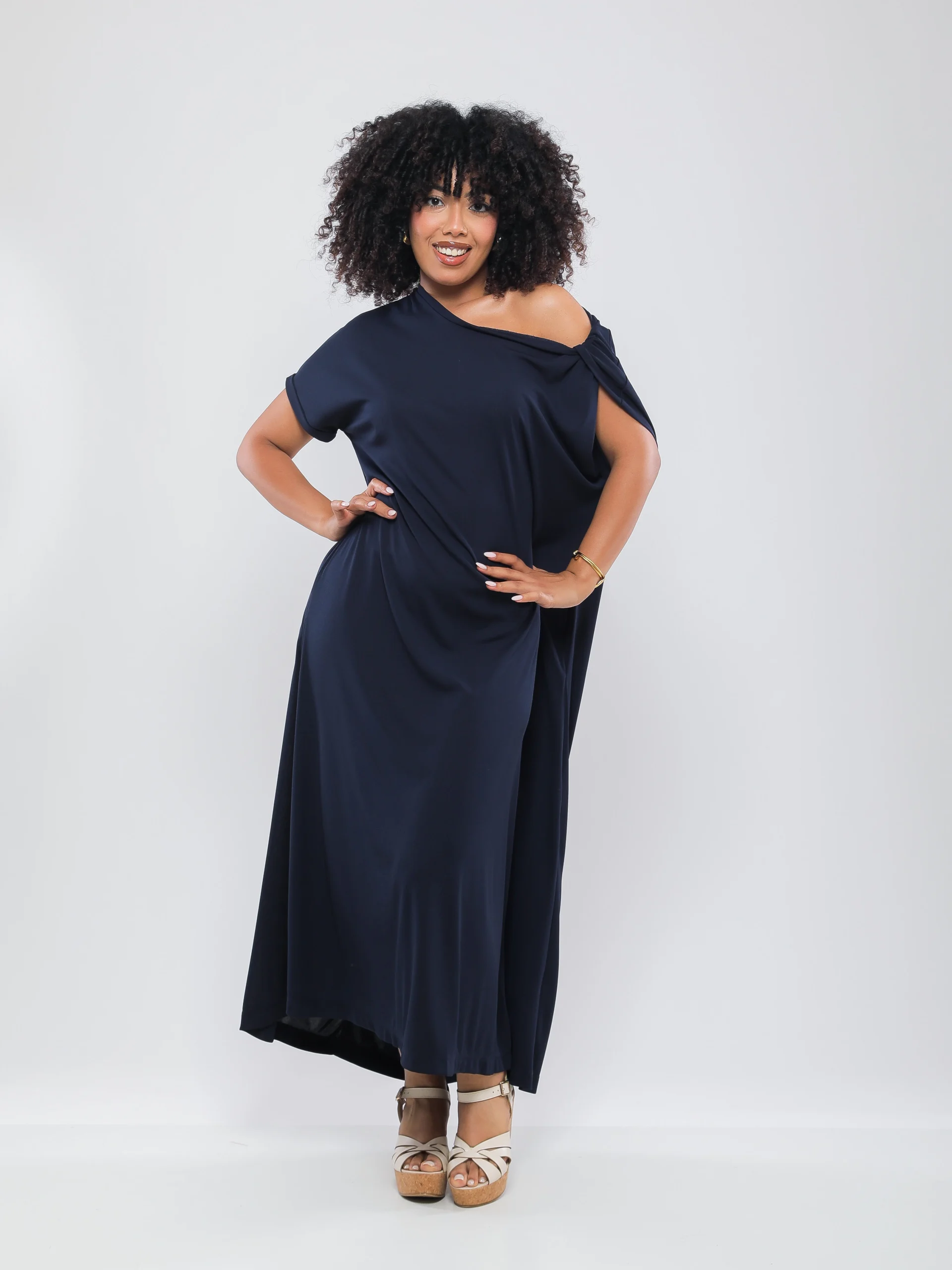 ROBE LONGUE À ENCOLURE ASYMÉTRIQUE ET COUPE FLUIDE
