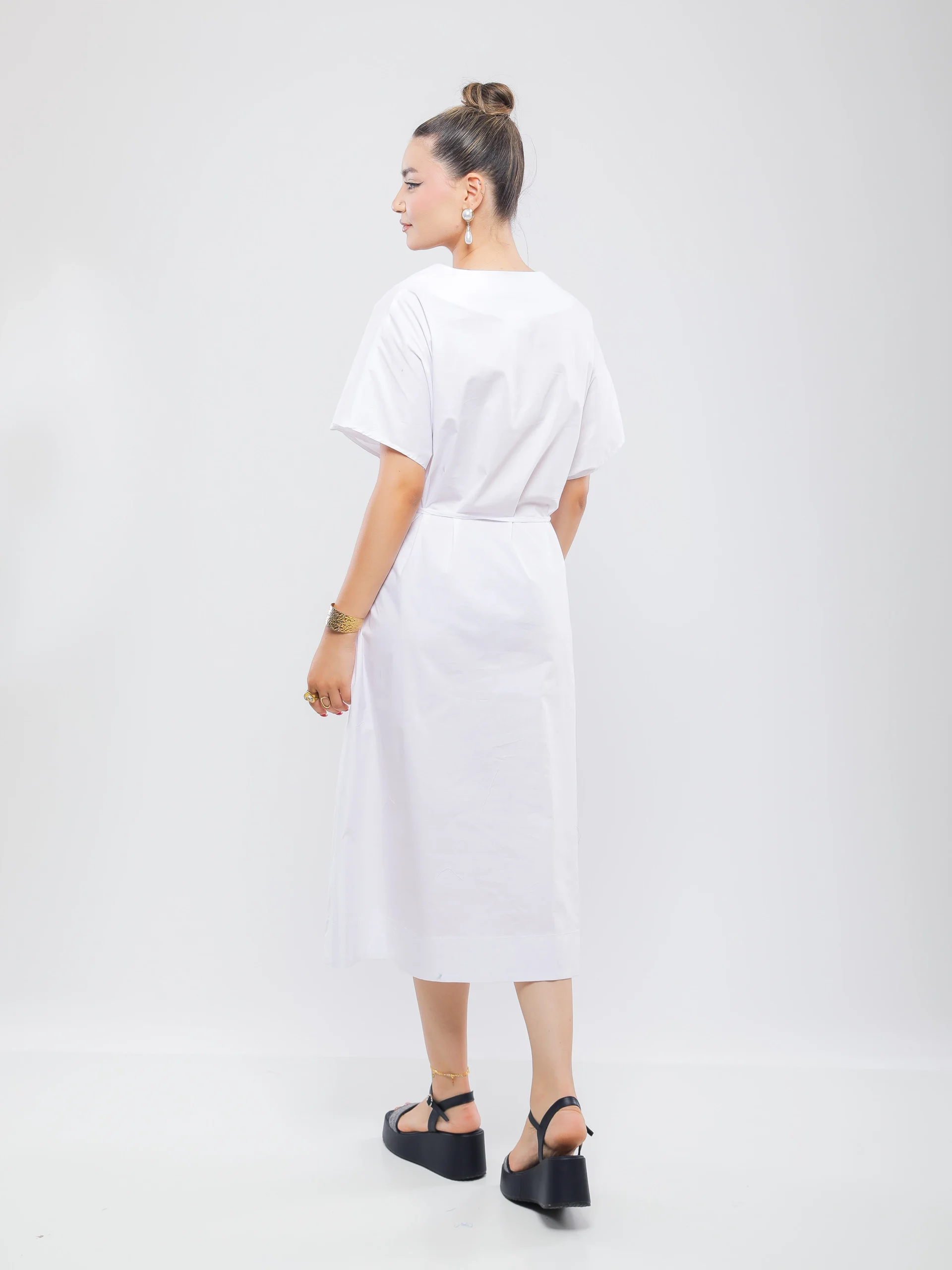 ROBE MI-LONGUE ÉLÉGANTE À DÉCOLLETÉ EN V