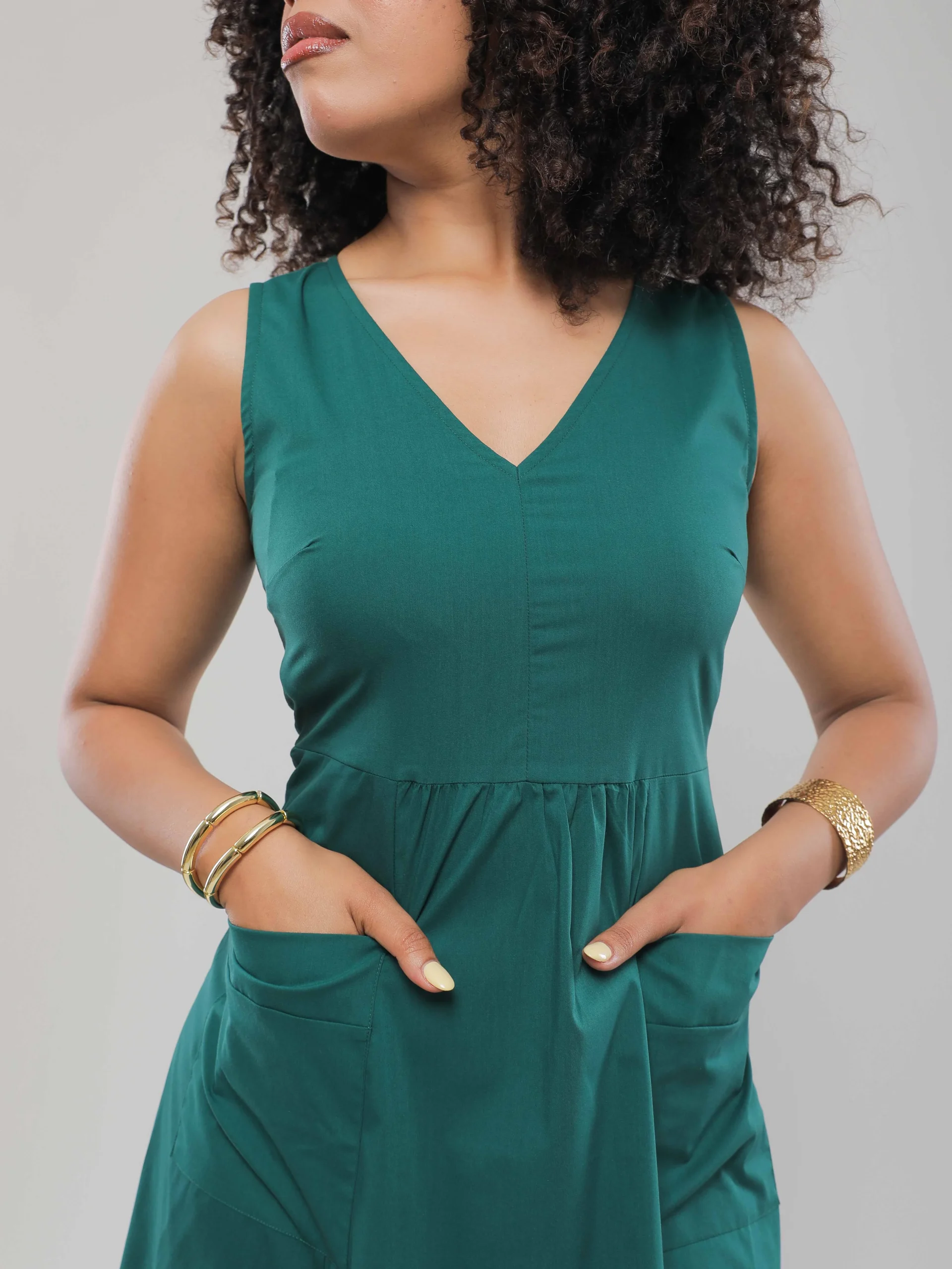 ROBE MI-LONGUE ÉVASÉE DÉCOLLETÉ EN V