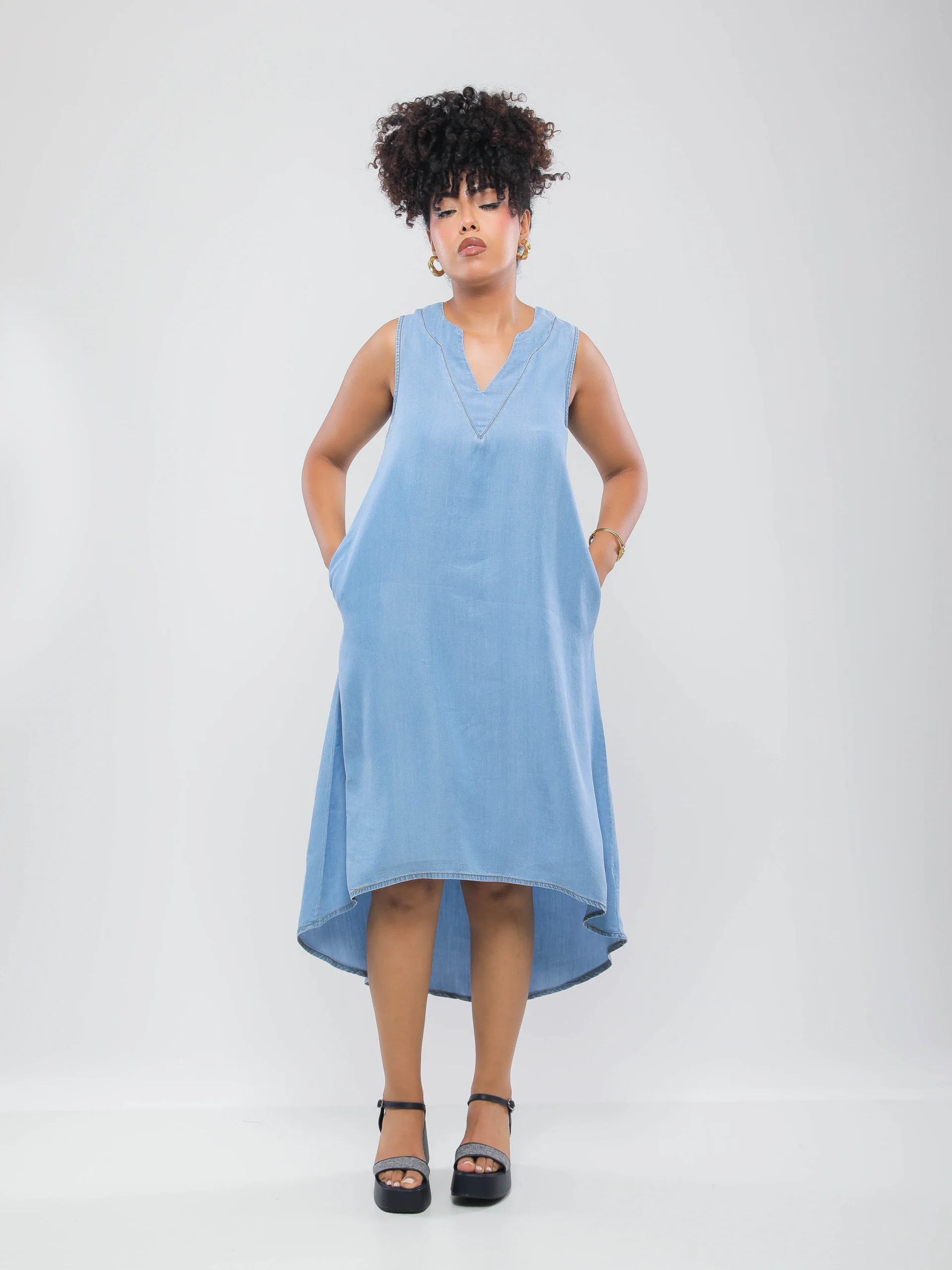 ROBE MI-LONGUE SANS MANCHES À DÉCOLLETÉ EN V