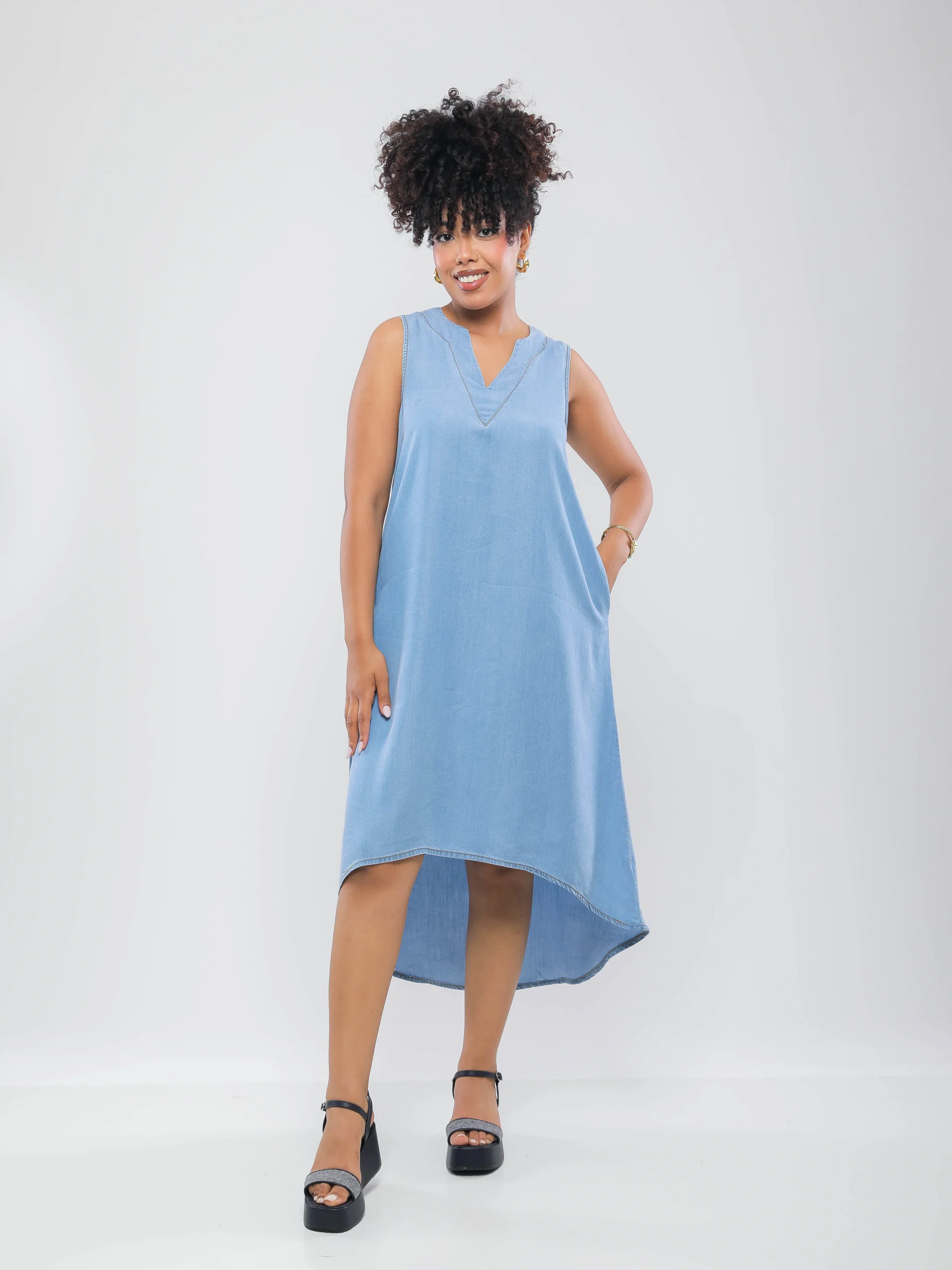 ROBE MI-LONGUE SANS MANCHES À DÉCOLLETÉ EN V