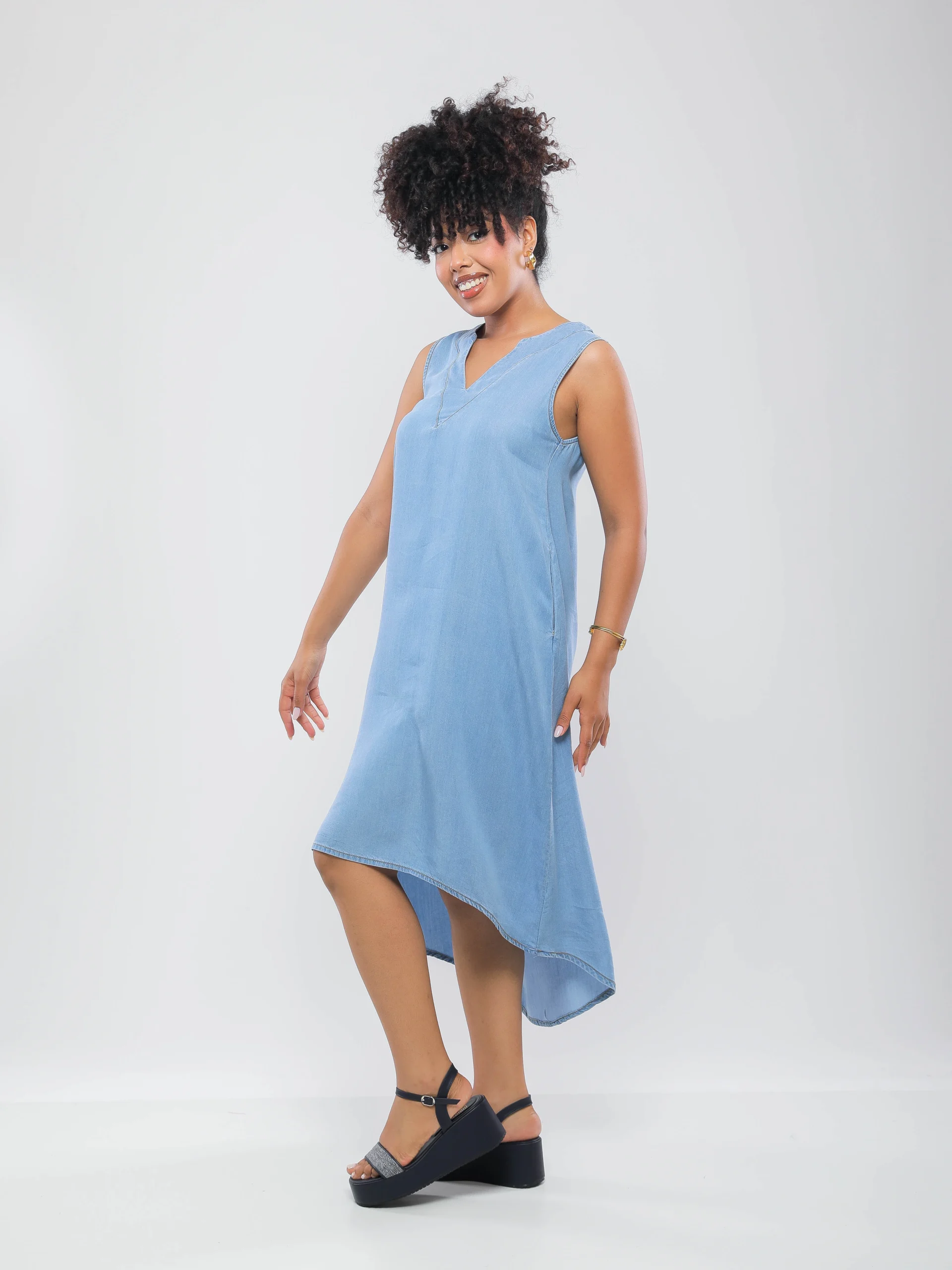 ROBE MI-LONGUE SANS MANCHES À DÉCOLLETÉ EN V
