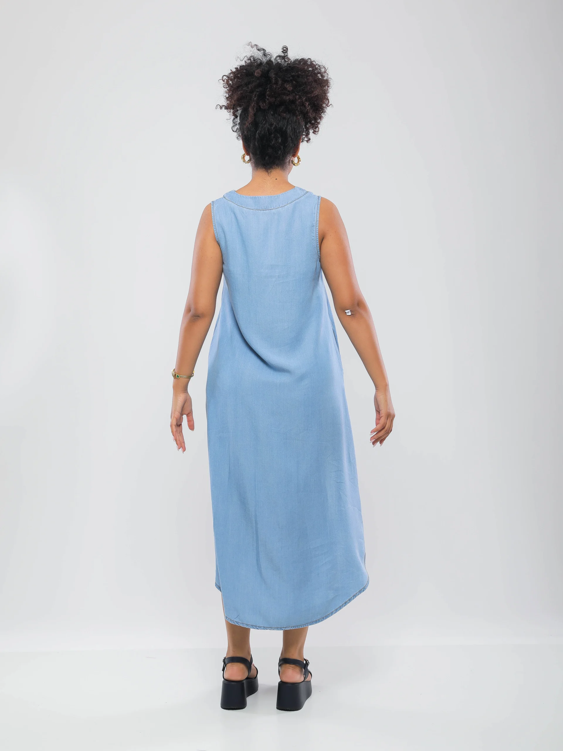 ROBE MI-LONGUE SANS MANCHES À DÉCOLLETÉ EN V